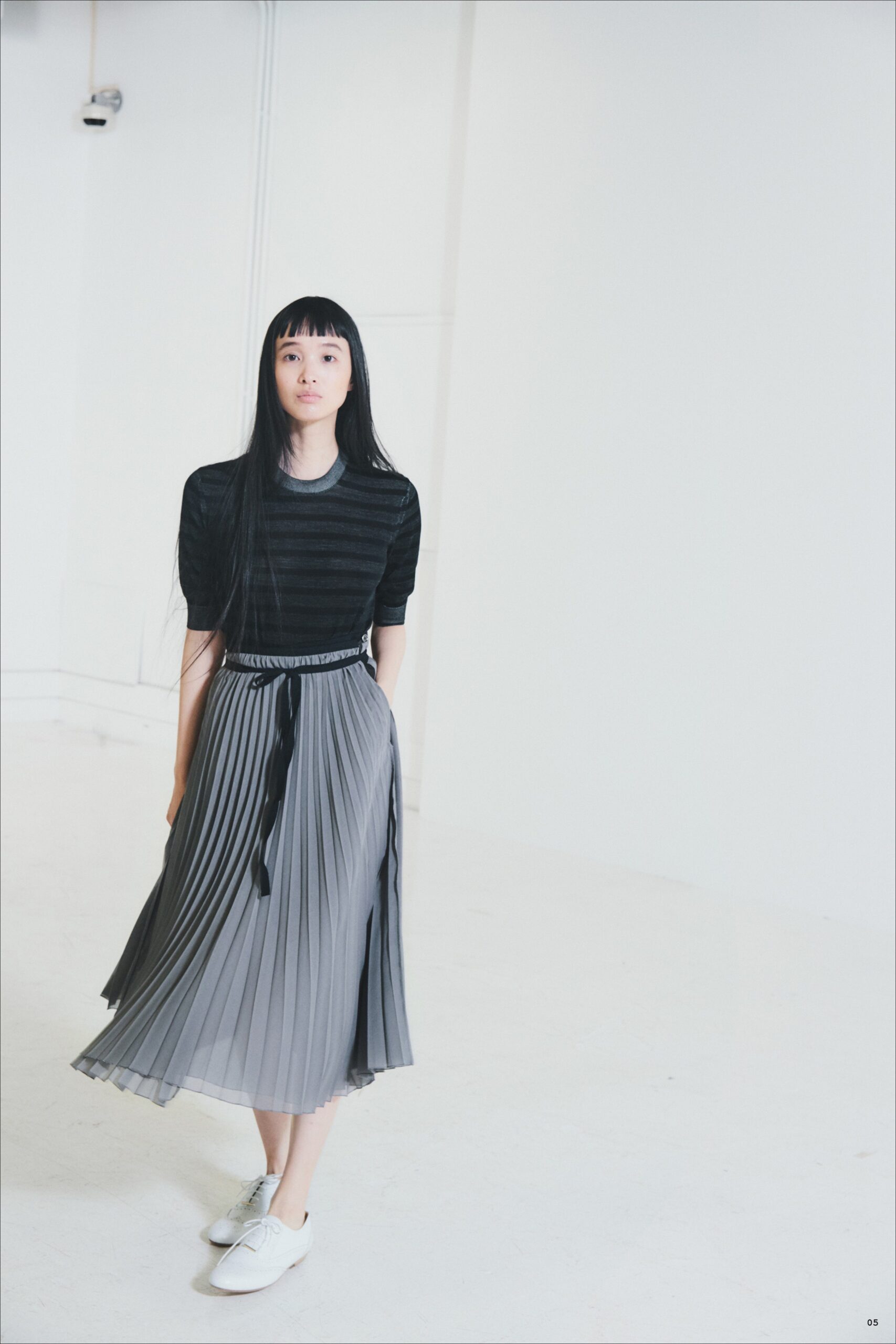 gray unknown pleated belted flowing midi skirt