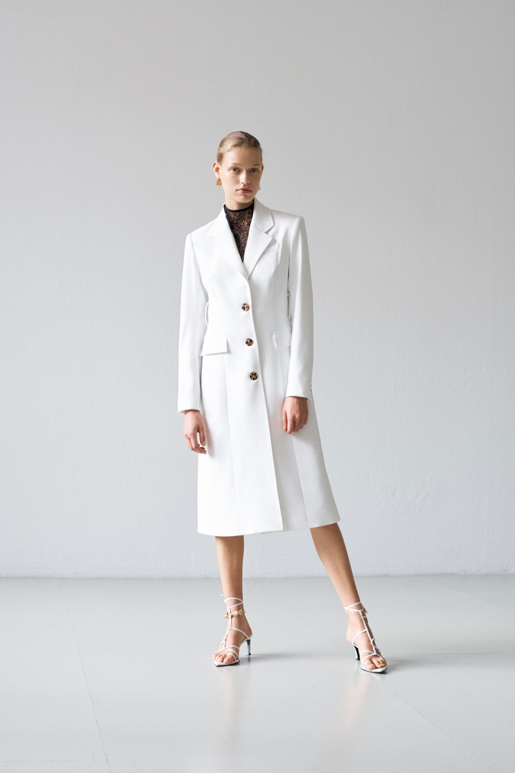 white single-breasted tailored coat