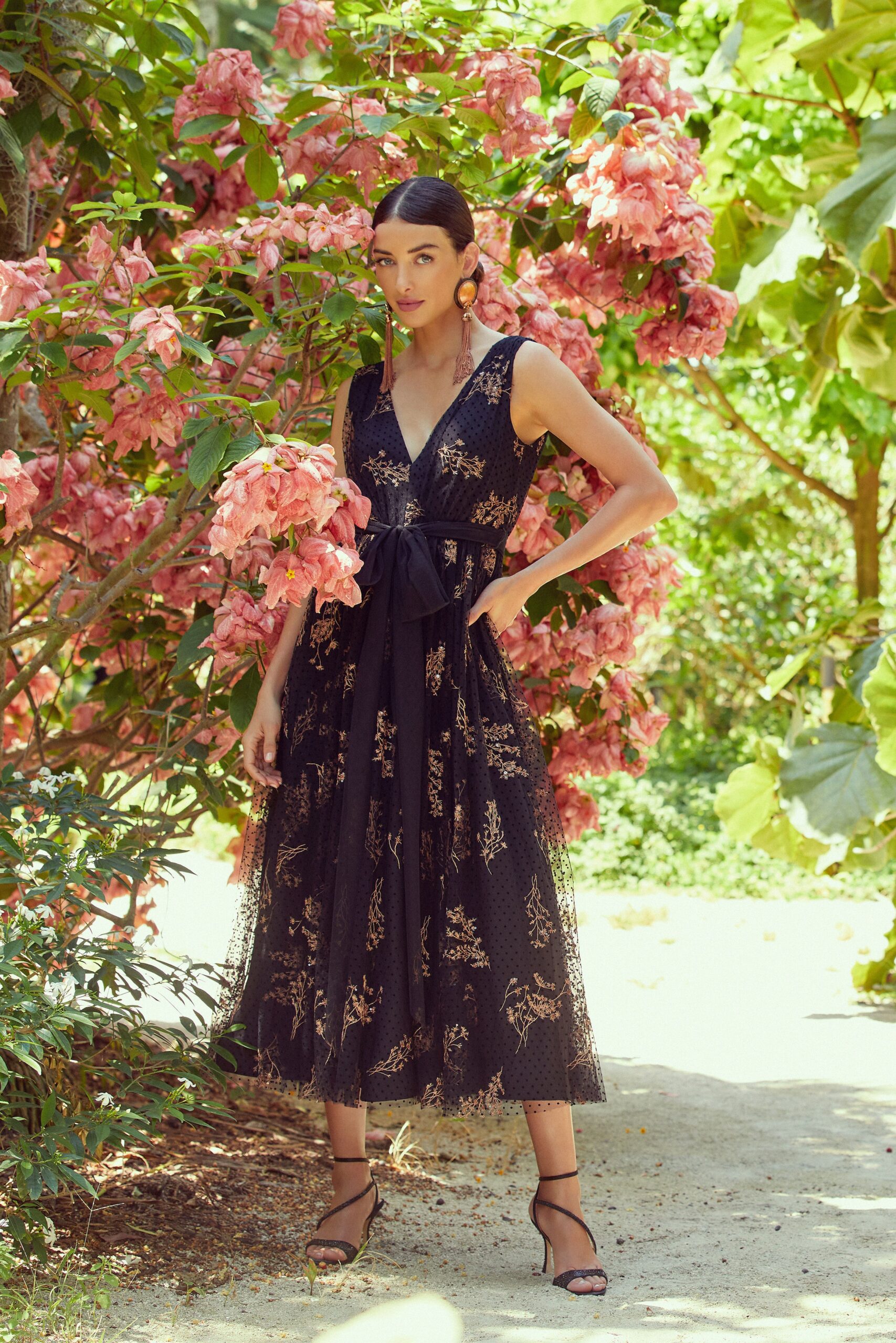 black lace sleeveless dress