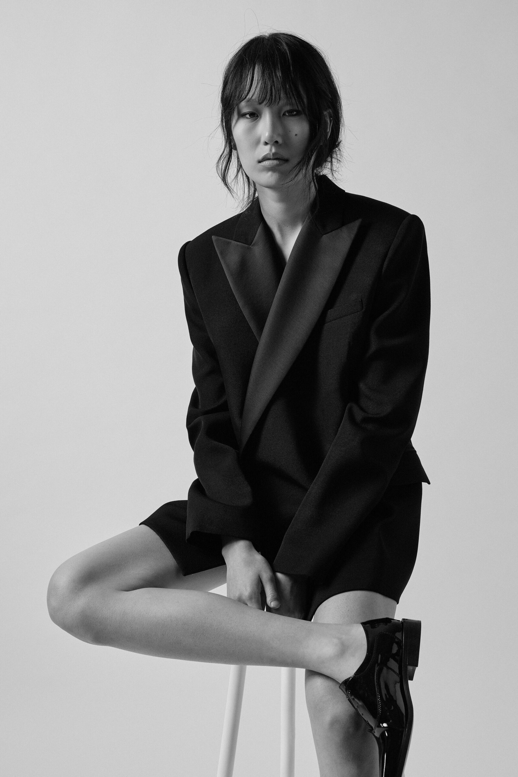 black wool fitted straight-leg short shorts