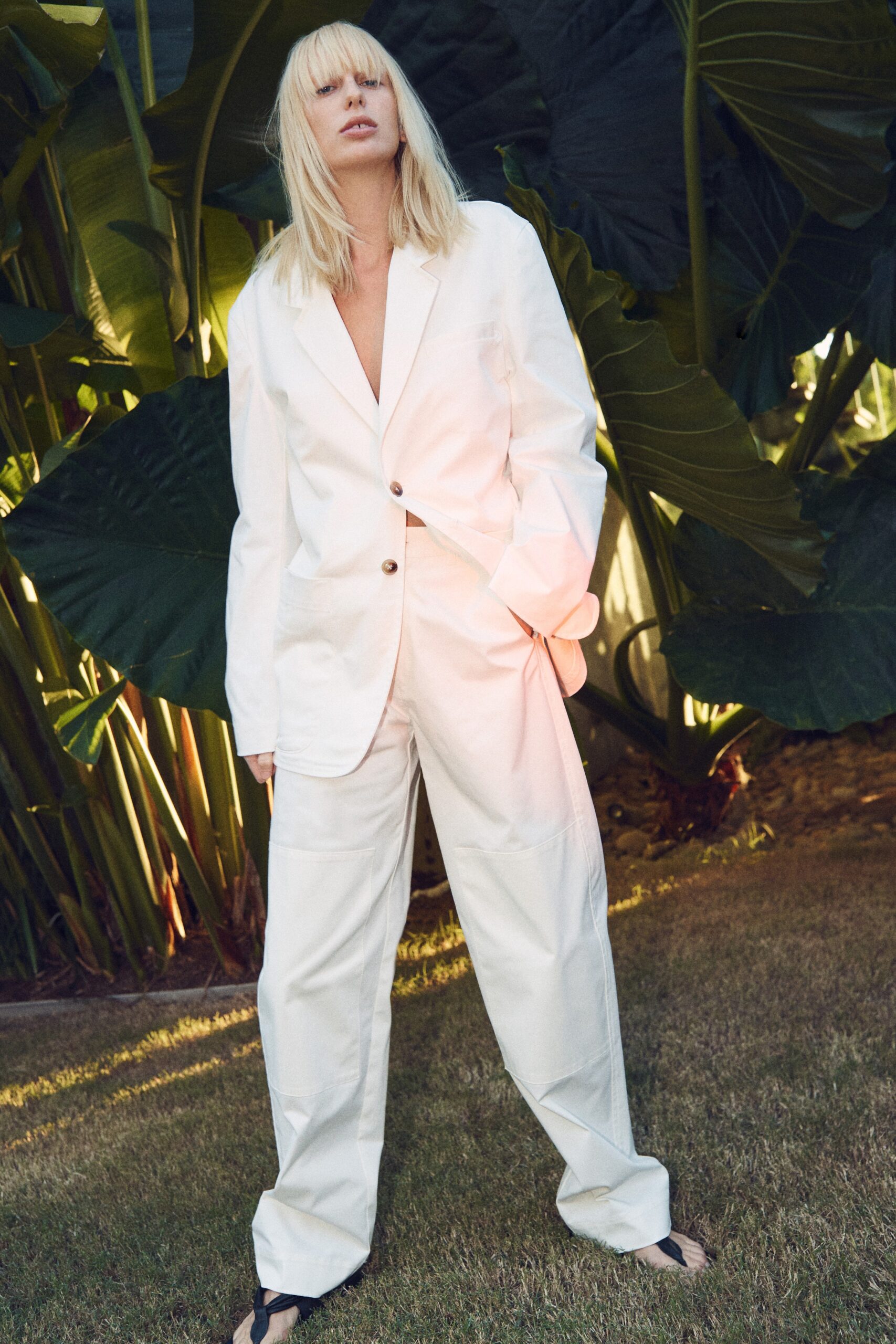 white cotton long-sleeve collared relaxed buttoned blazer
