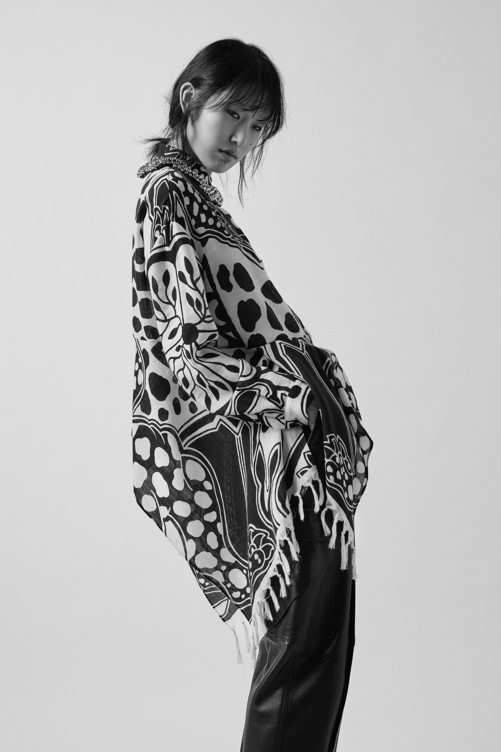 black wool sleeveless relaxed printed fringed poncho
