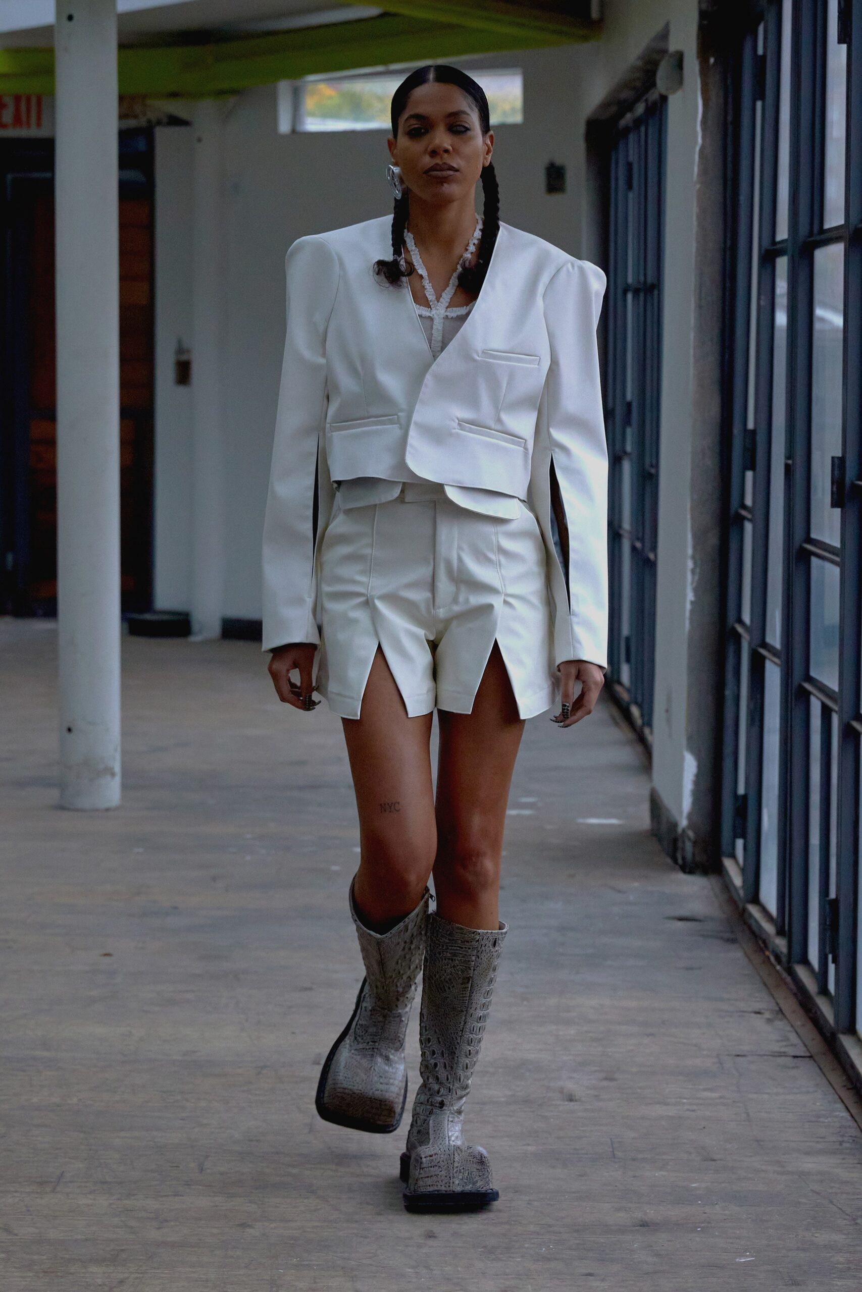 white cotton fitted zippered short shorts