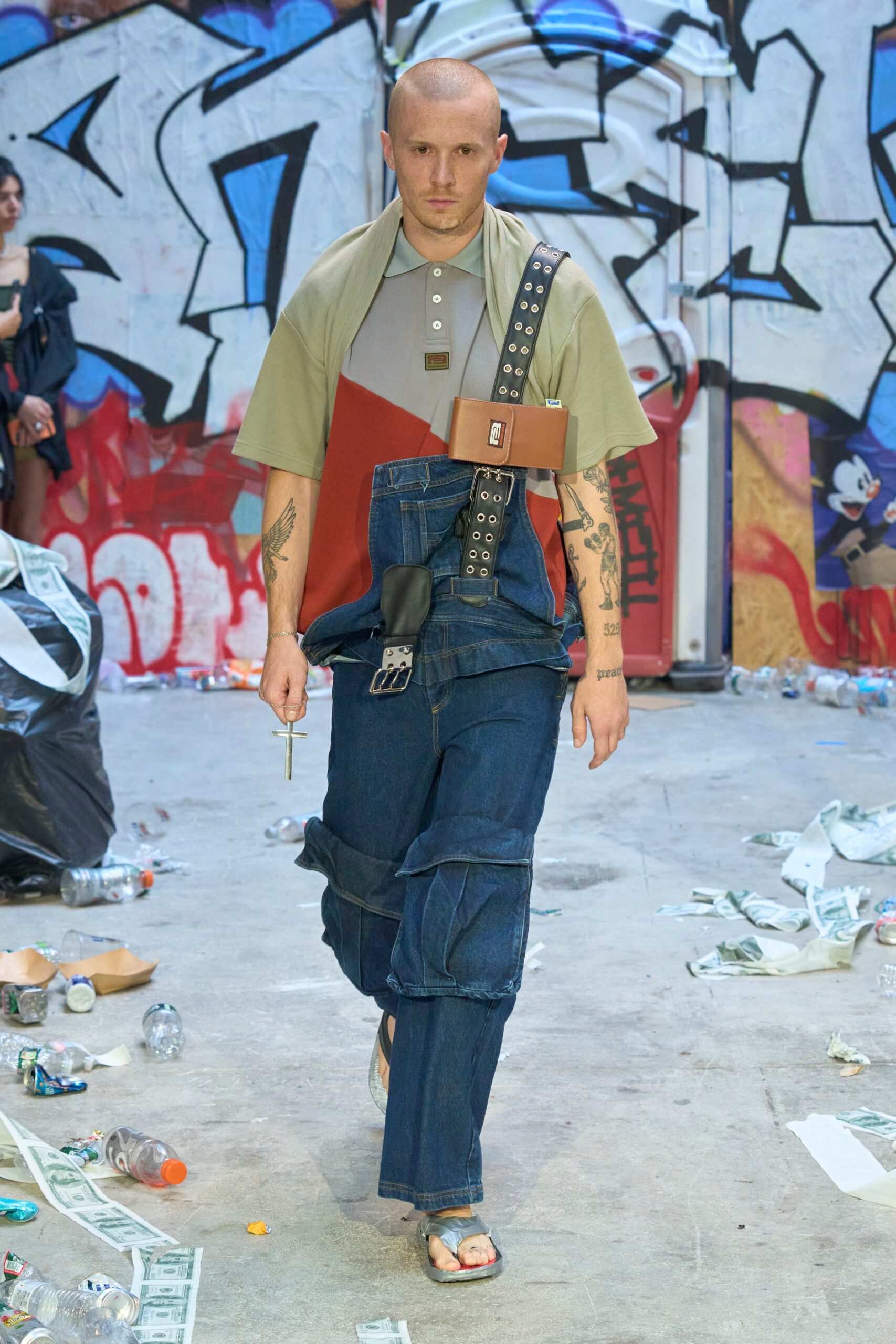relaxed gray and red shirt with denim pants