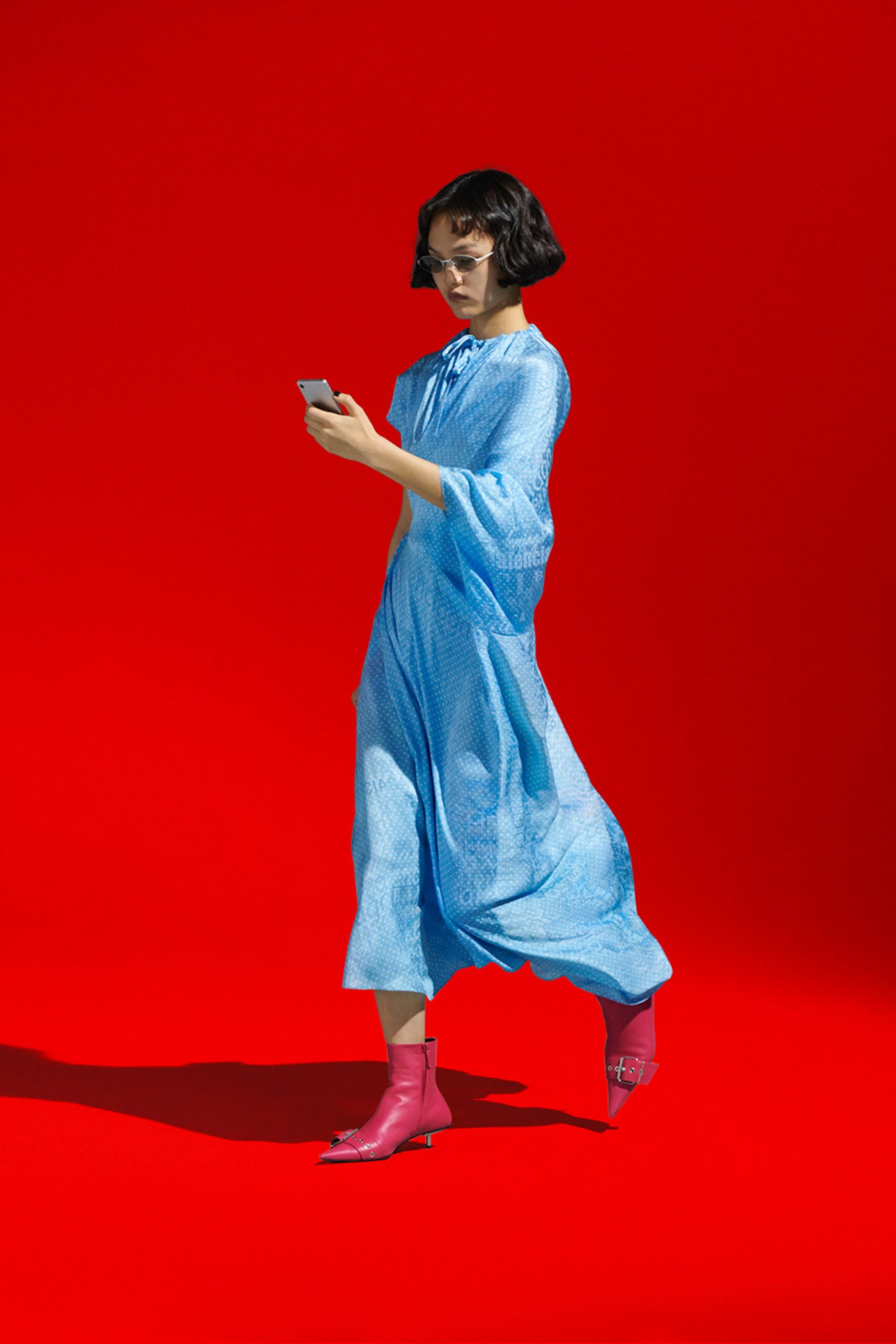 blue relaxed midi dress with pink shoes
