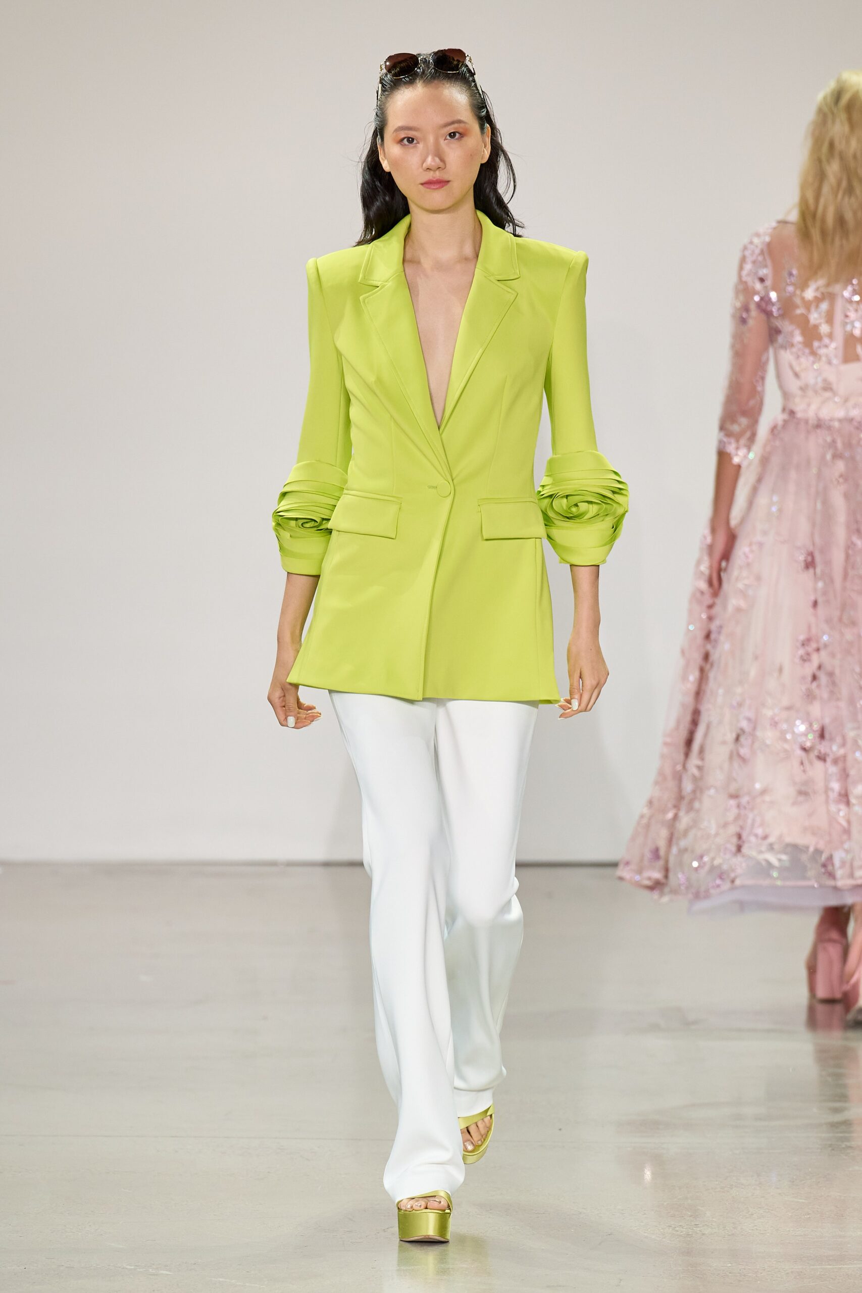 green long-sleeve v-neck fitted blazer