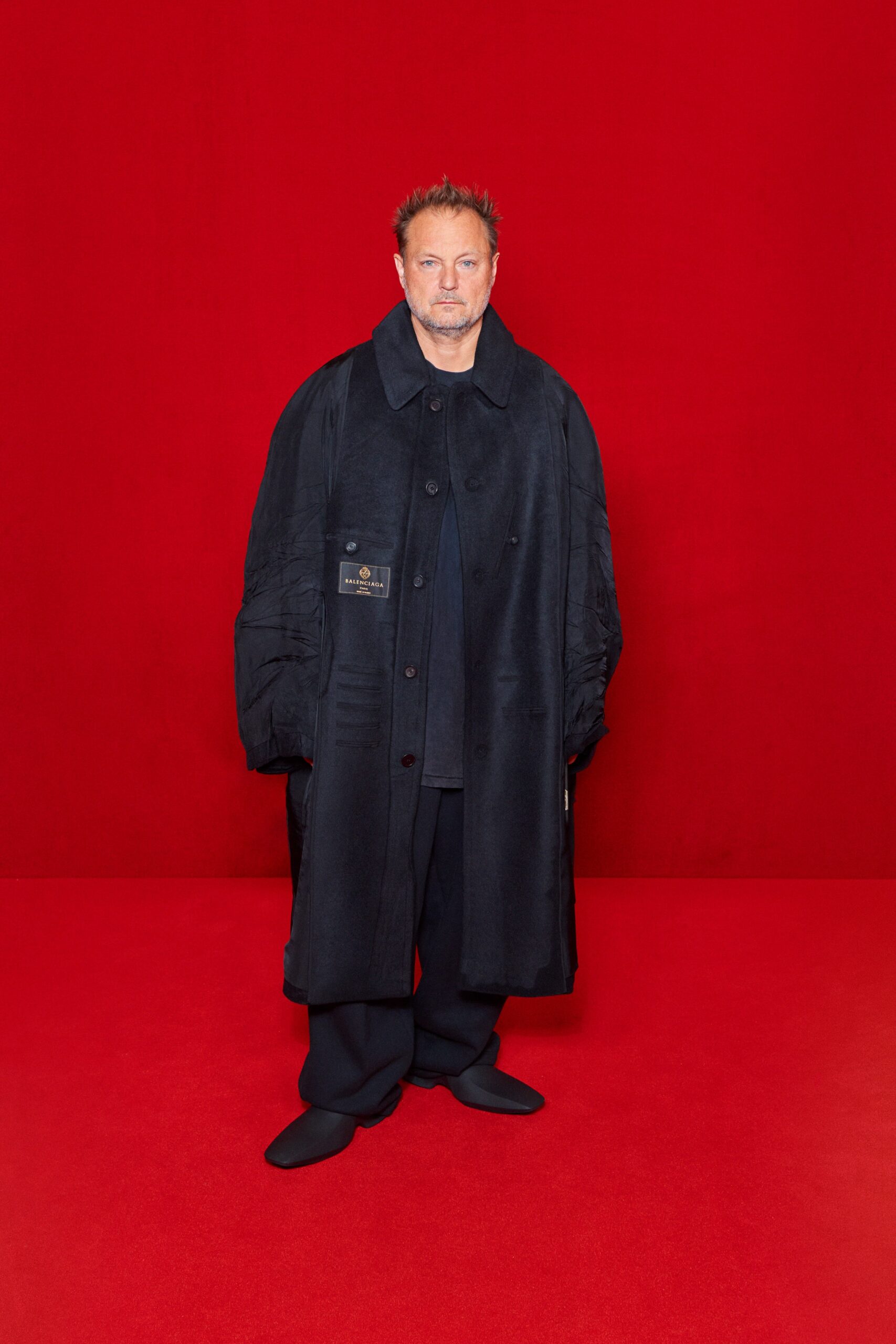 black cotton long-sleeve collared oversized buttoned coat