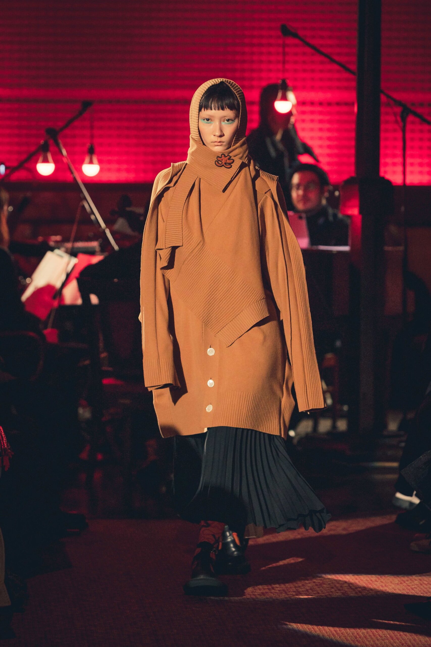 brown wool long-sleeve collared relaxed buttoned draped coat