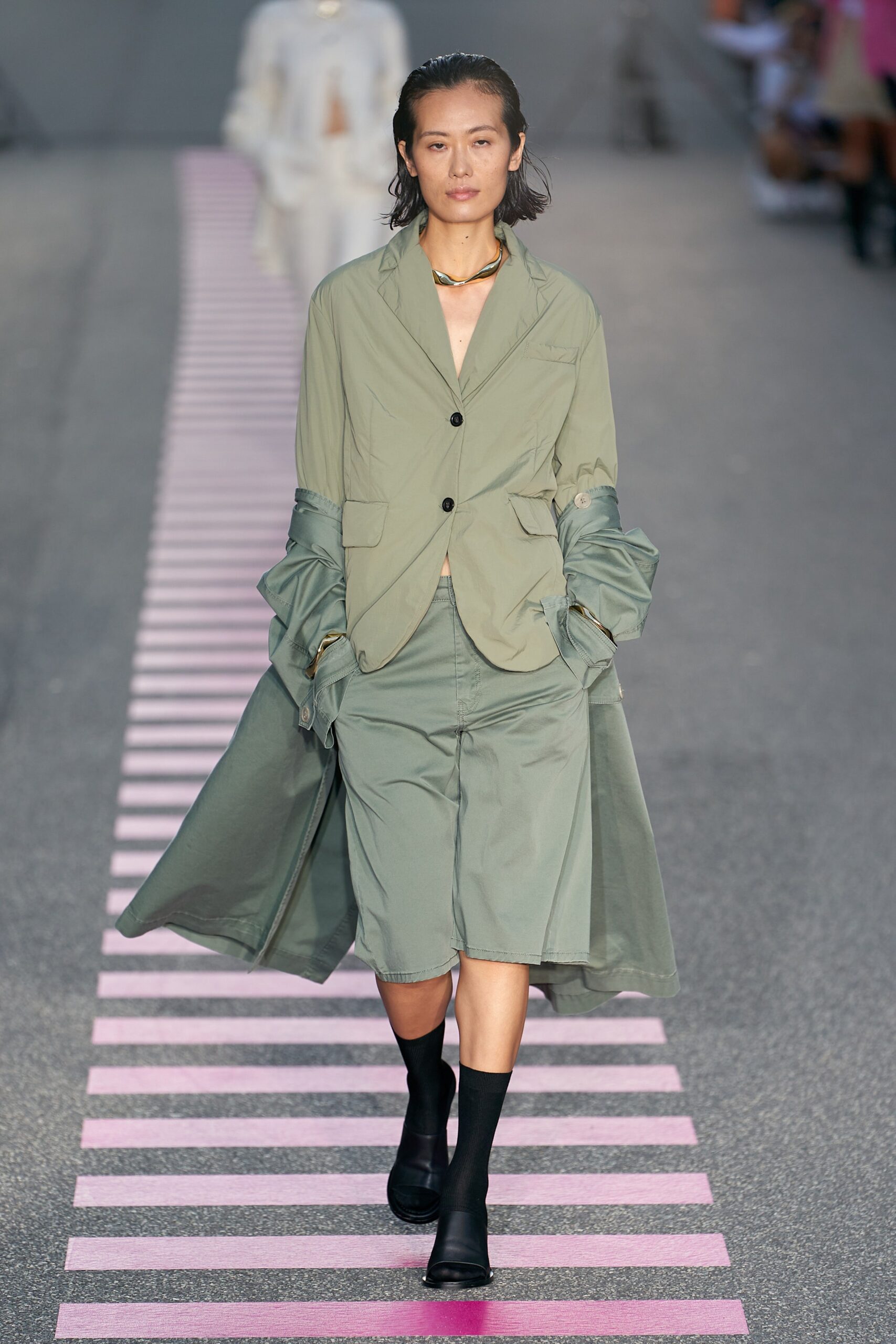 green cotton long-sleeve collared relaxed buttoned jacket