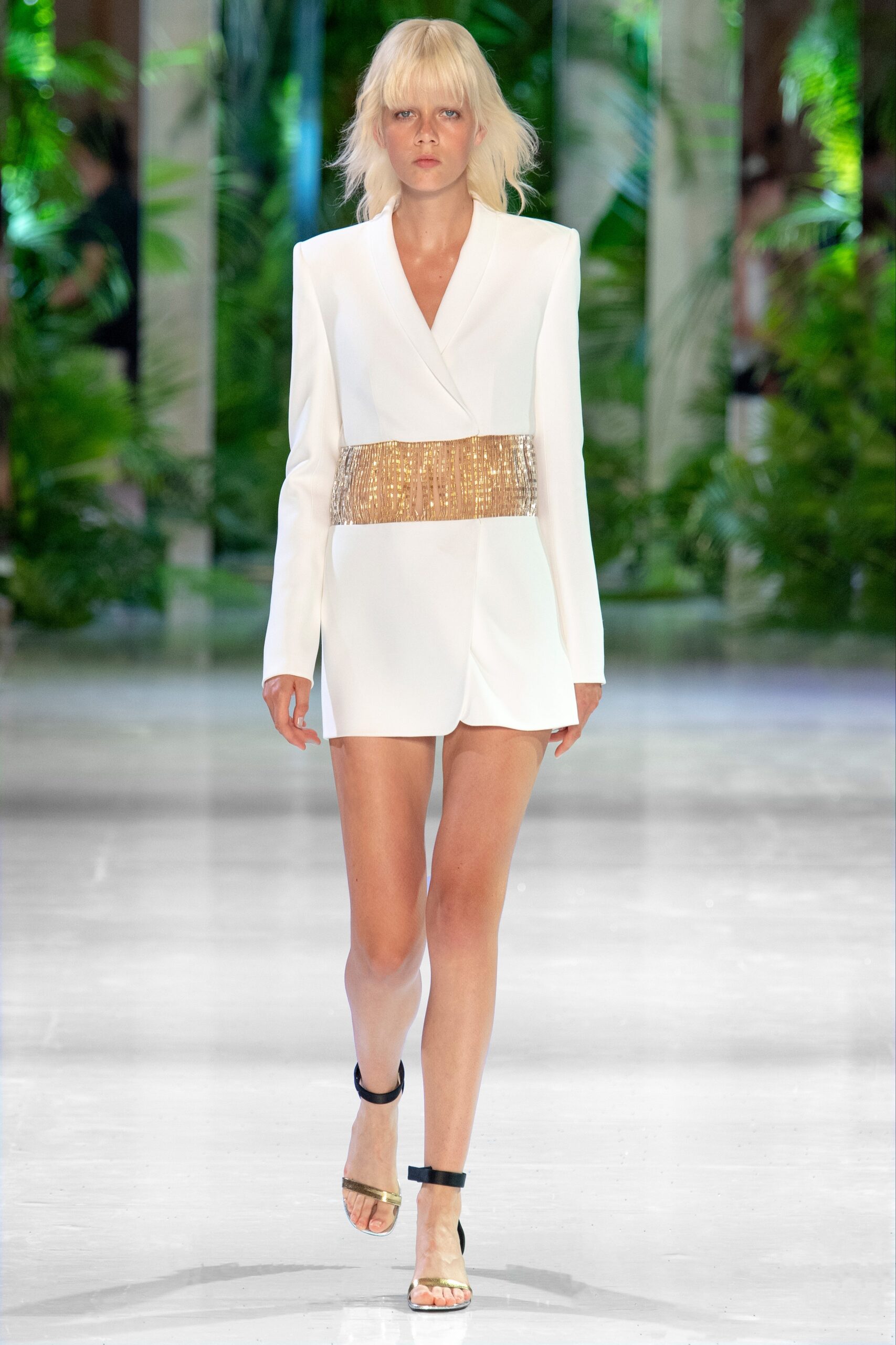 white cotton long-sleeve collared fitted buttoned short blazer