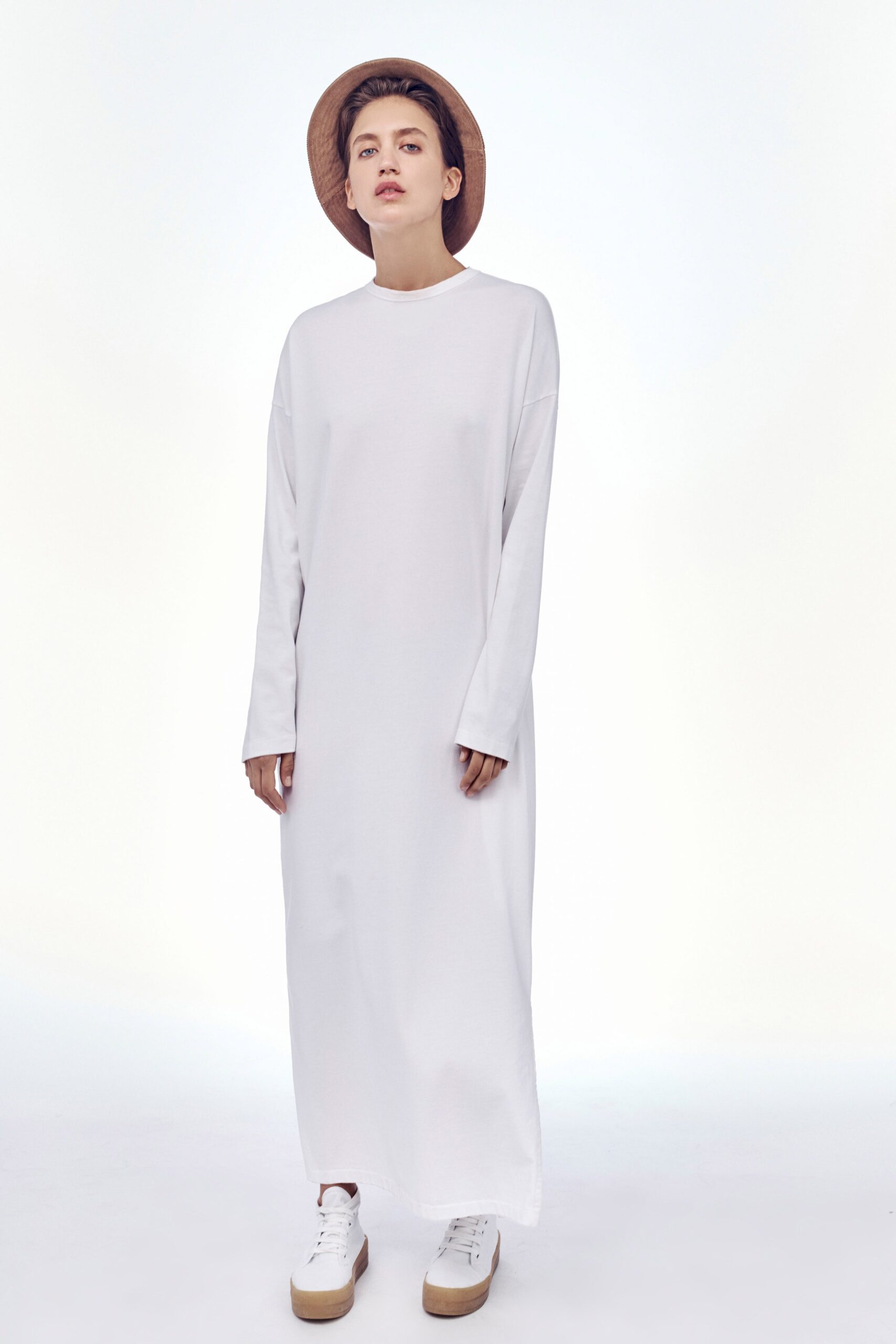 white relaxed maxi dress with brown hat