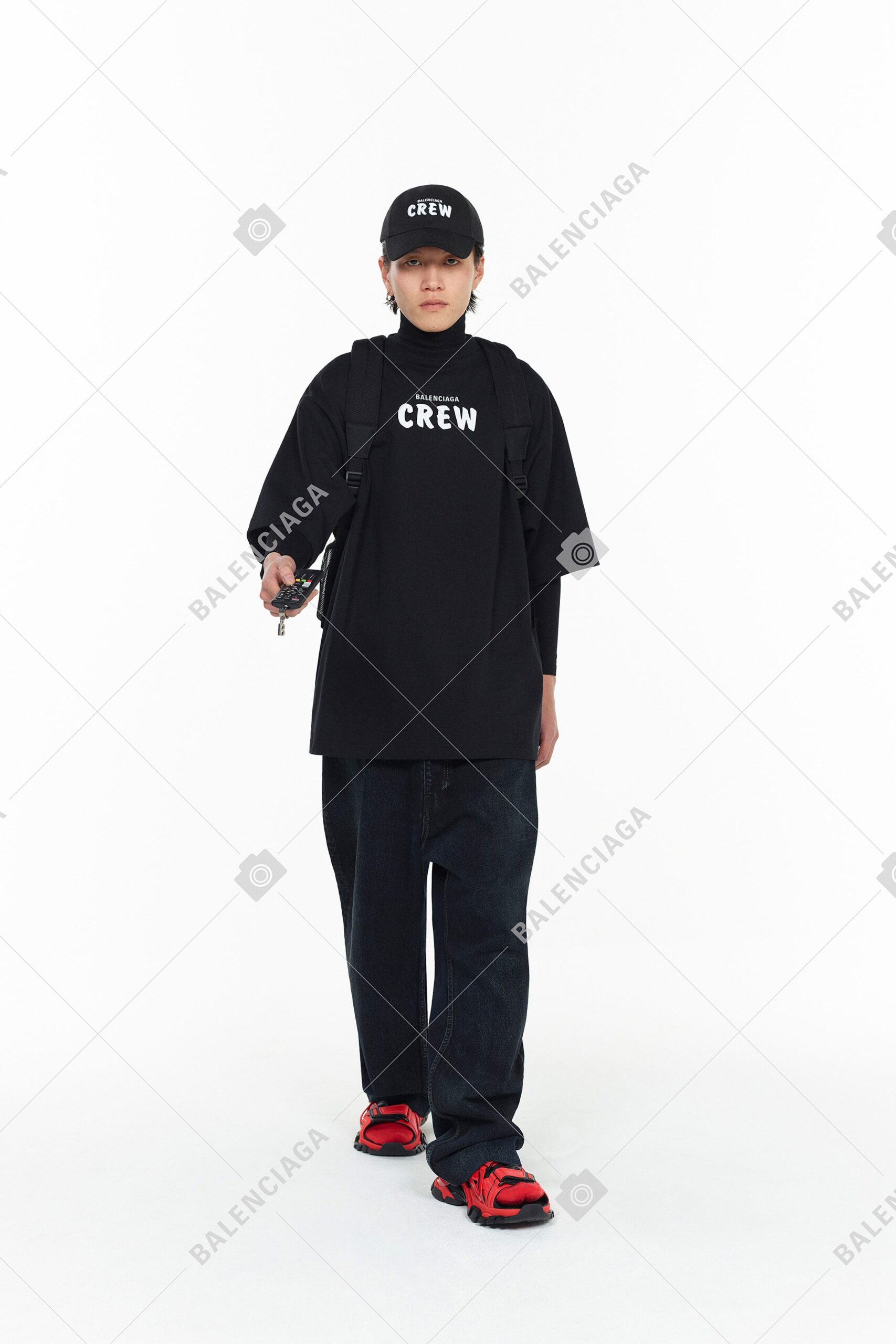 black relaxed t-shirt with denim pants