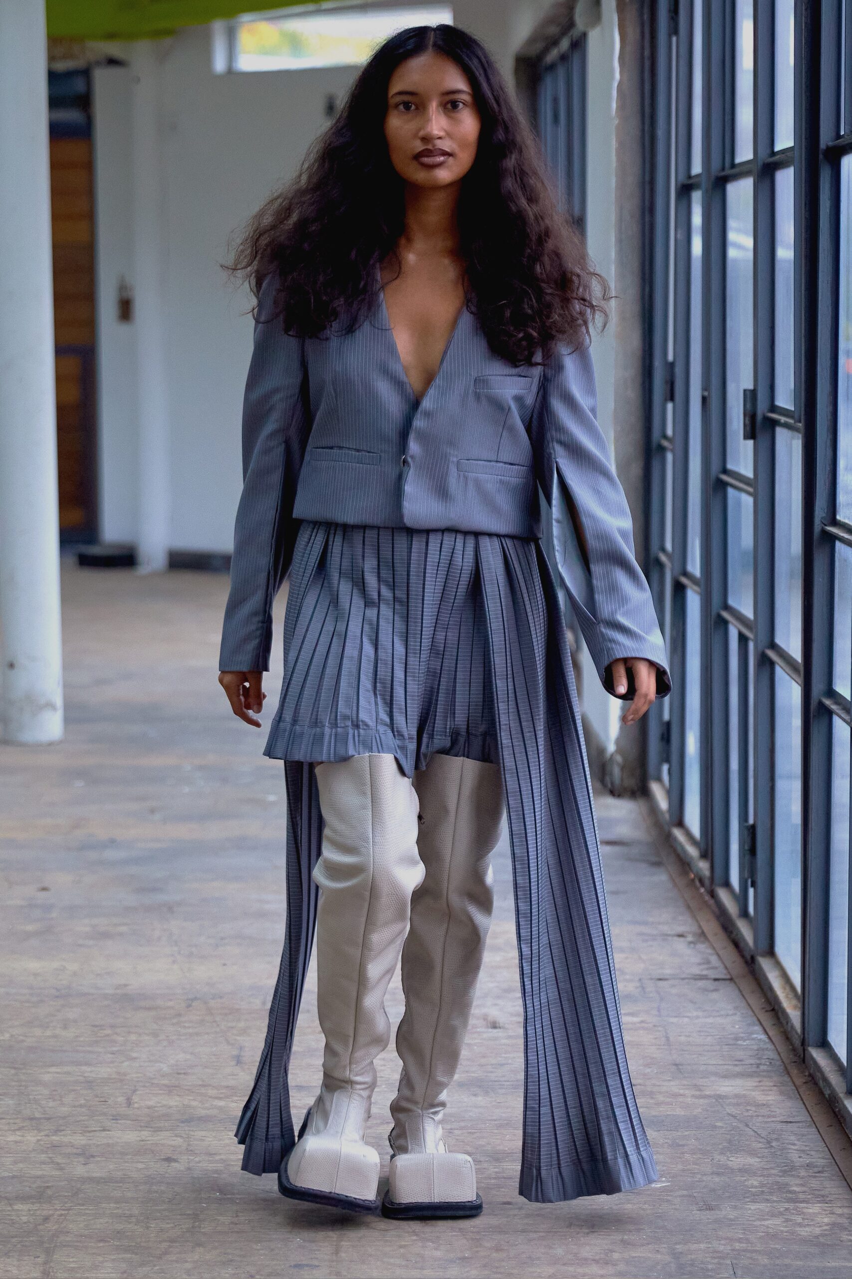 gray cotton long-sleeve v-neck fitted pleated blazer
