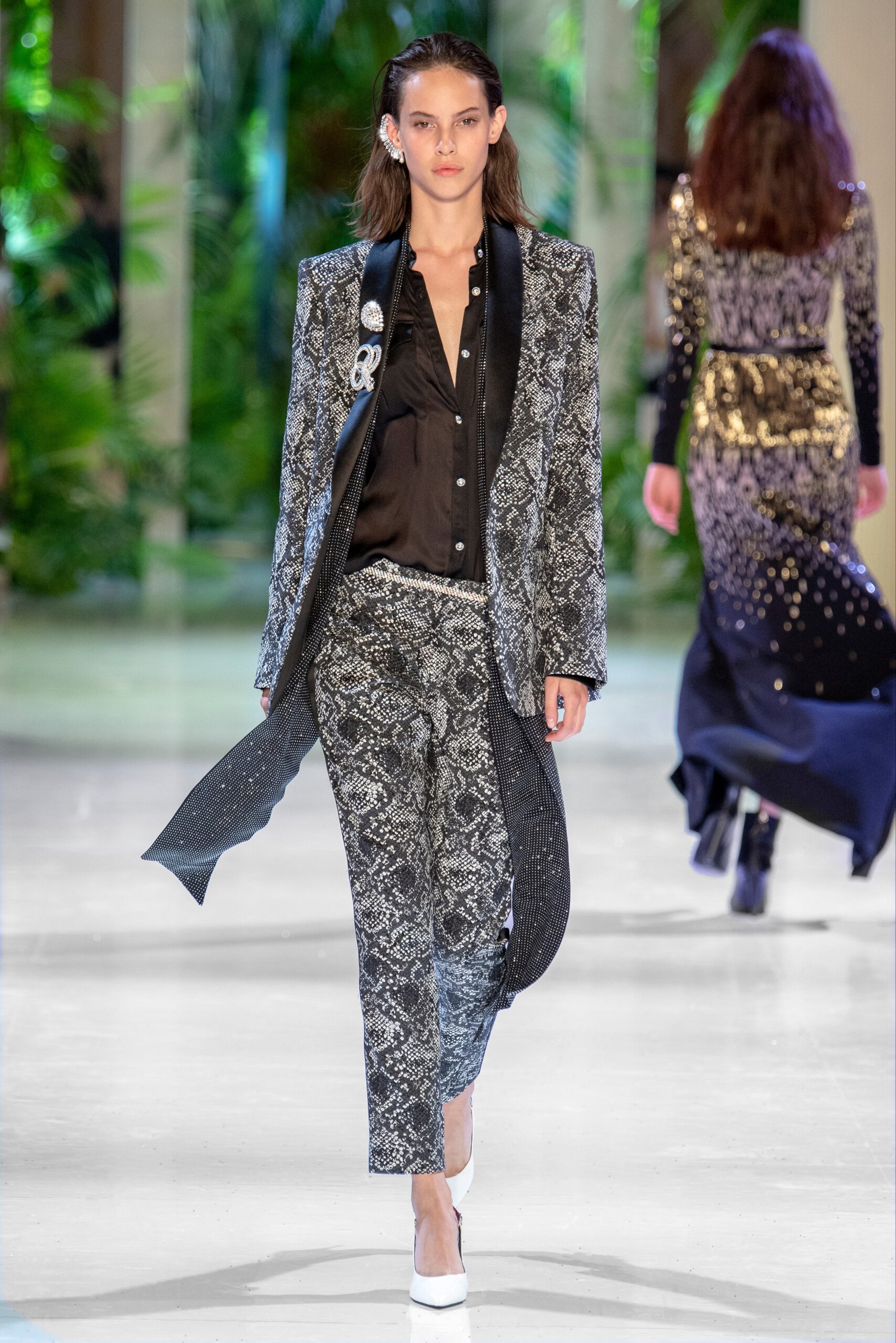 black silk long-sleeve collared tailored printed buttoned suit