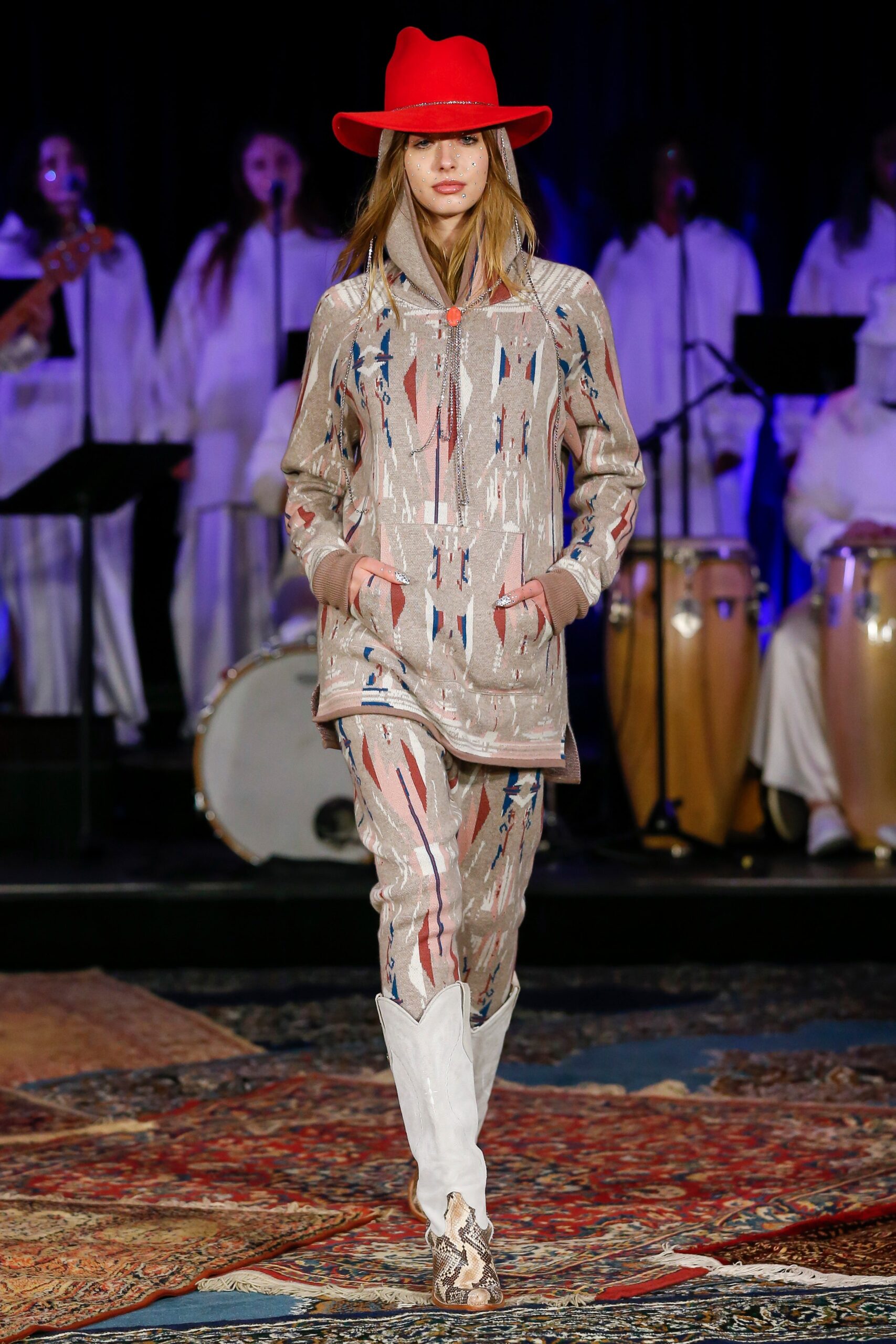 gray printed hoodie and pants