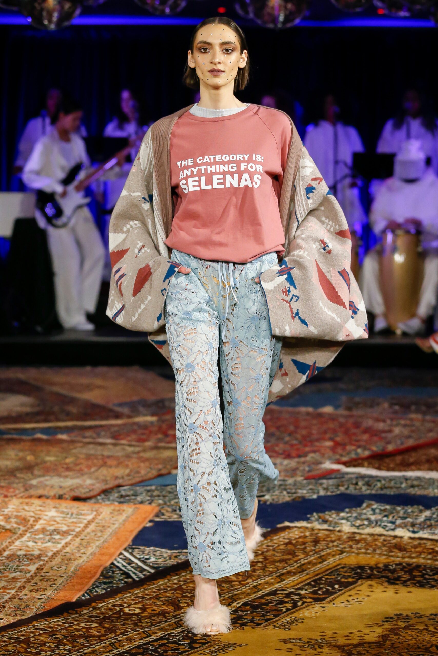 pink t-shirt with beige cape