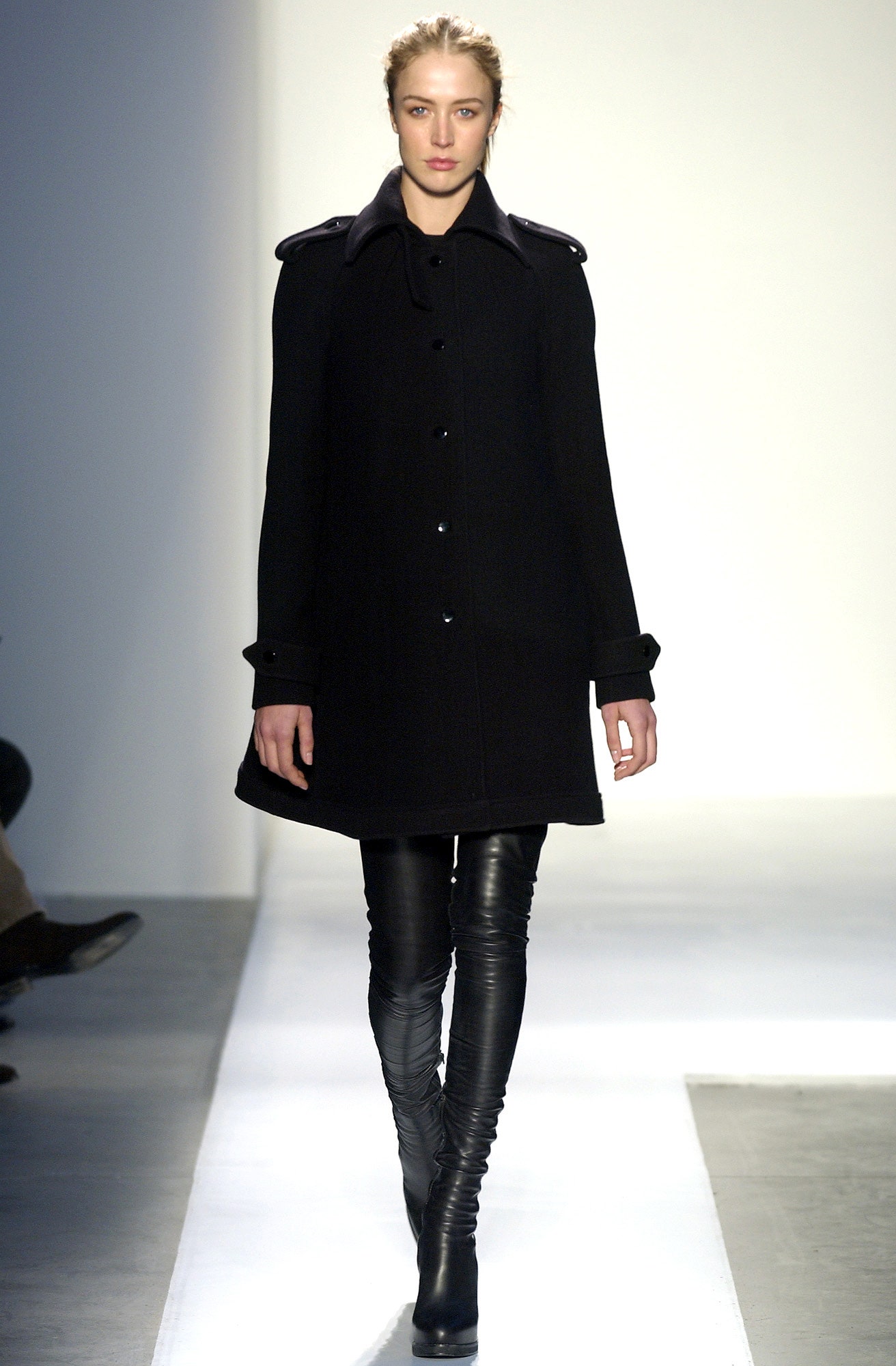 black wool long-sleeve collared fitted buttoned coat