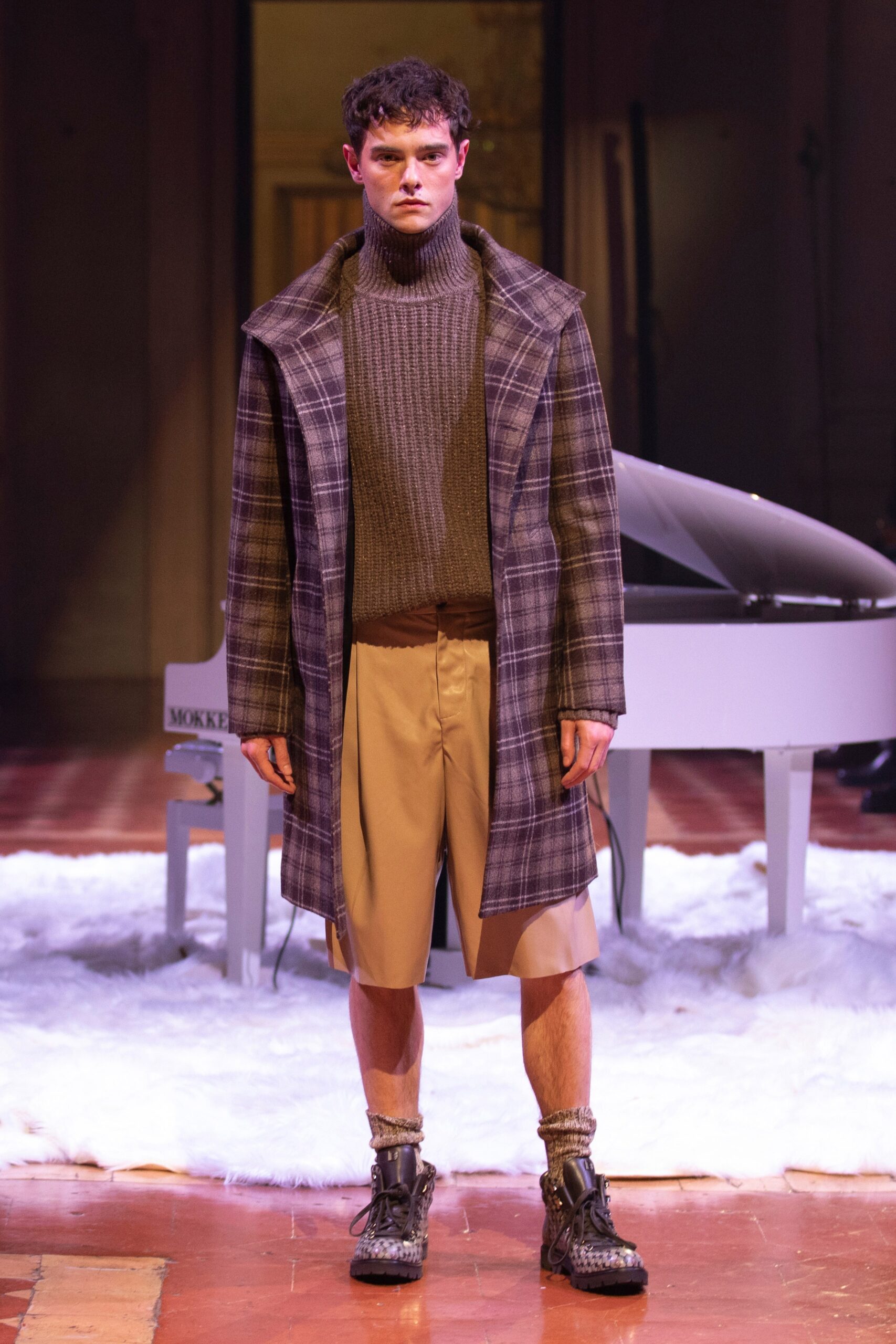 brown wool long-sleeve collared relaxed checked coat