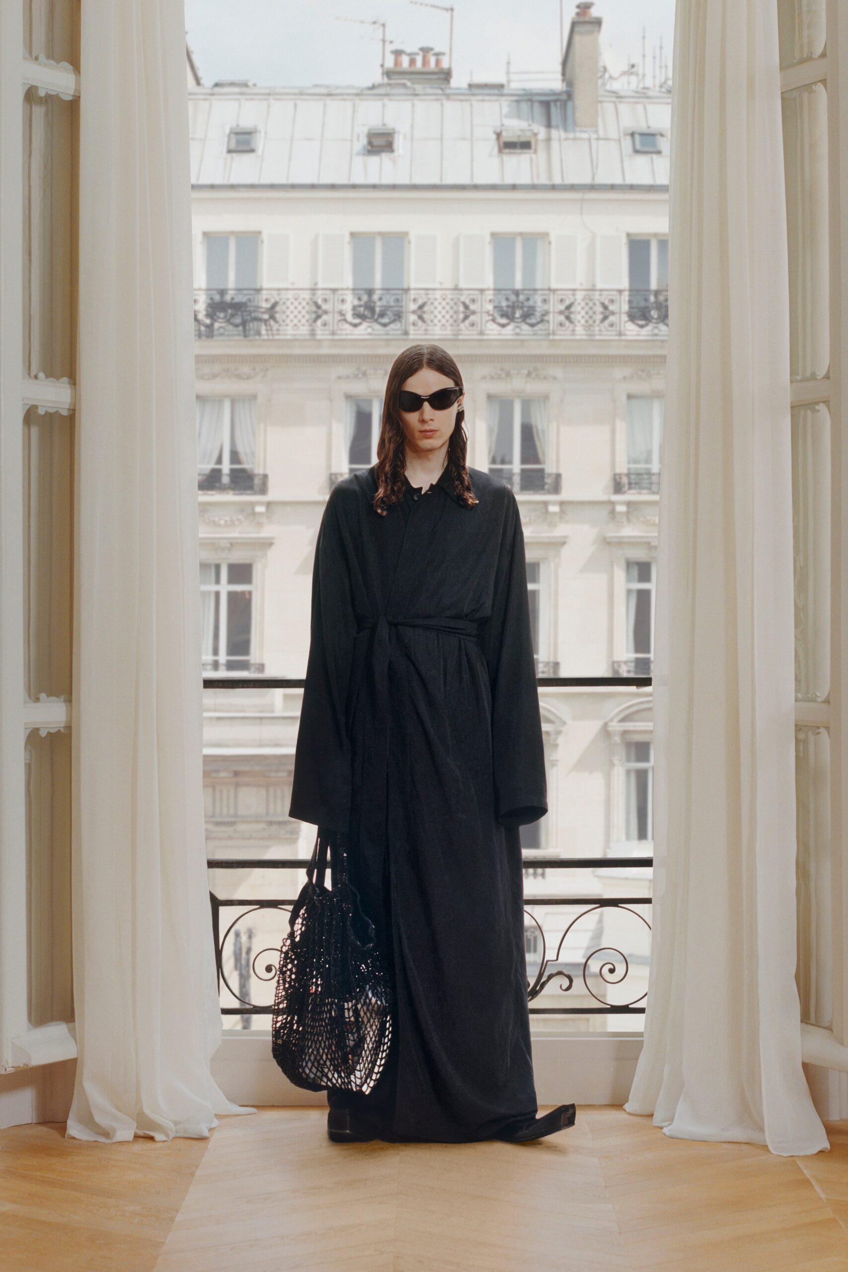black relaxed maxi dress with sunglasses