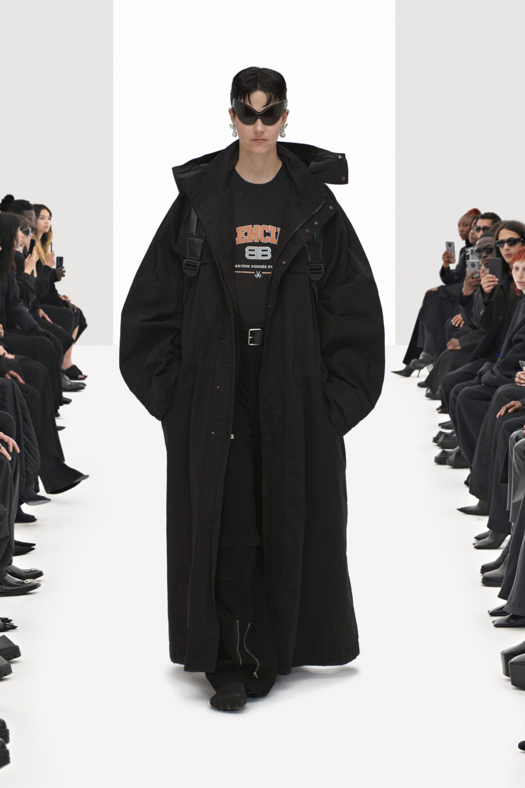 black cotton long-sleeve collared oversized zippered coat