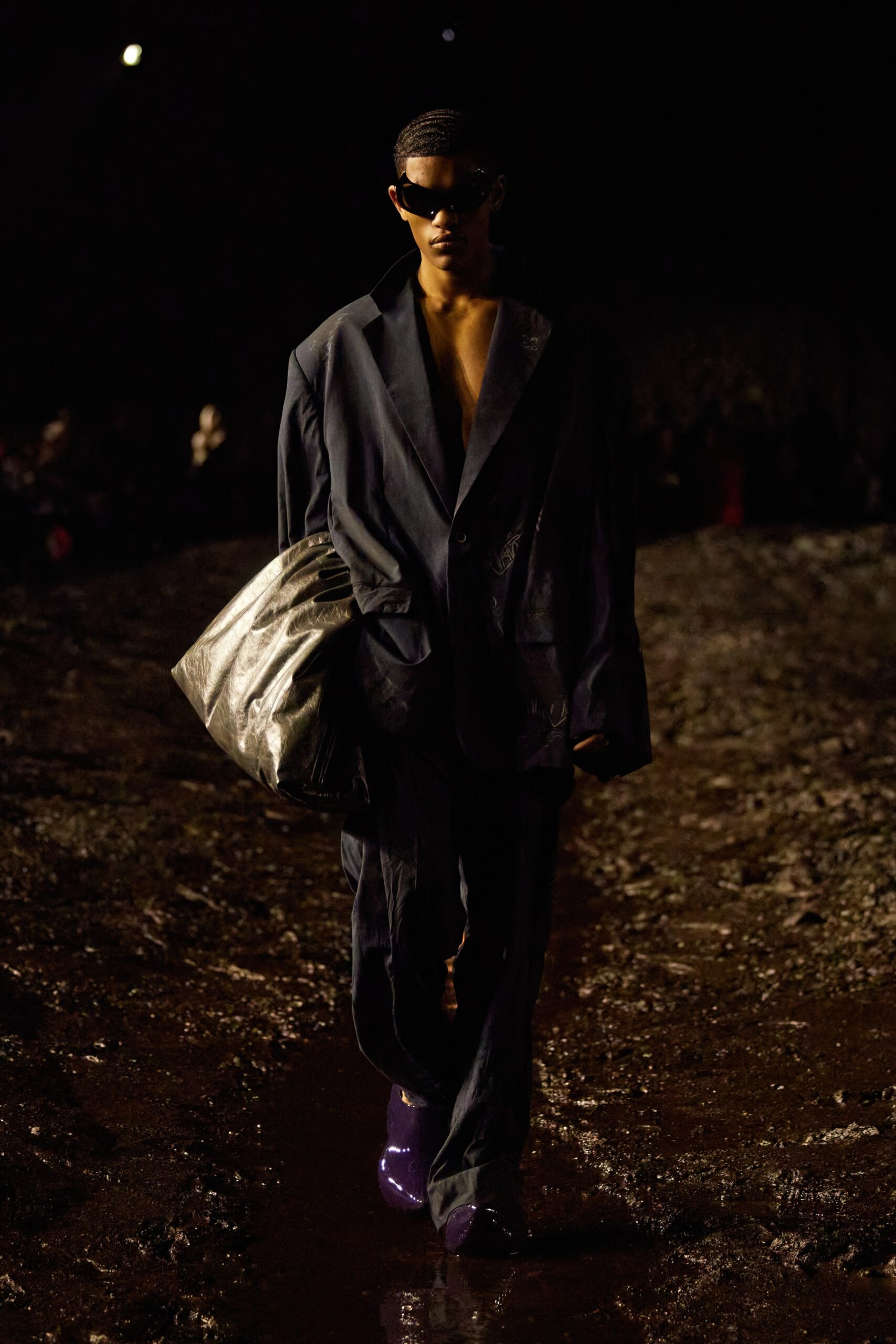 black relaxed suit with purple shoes