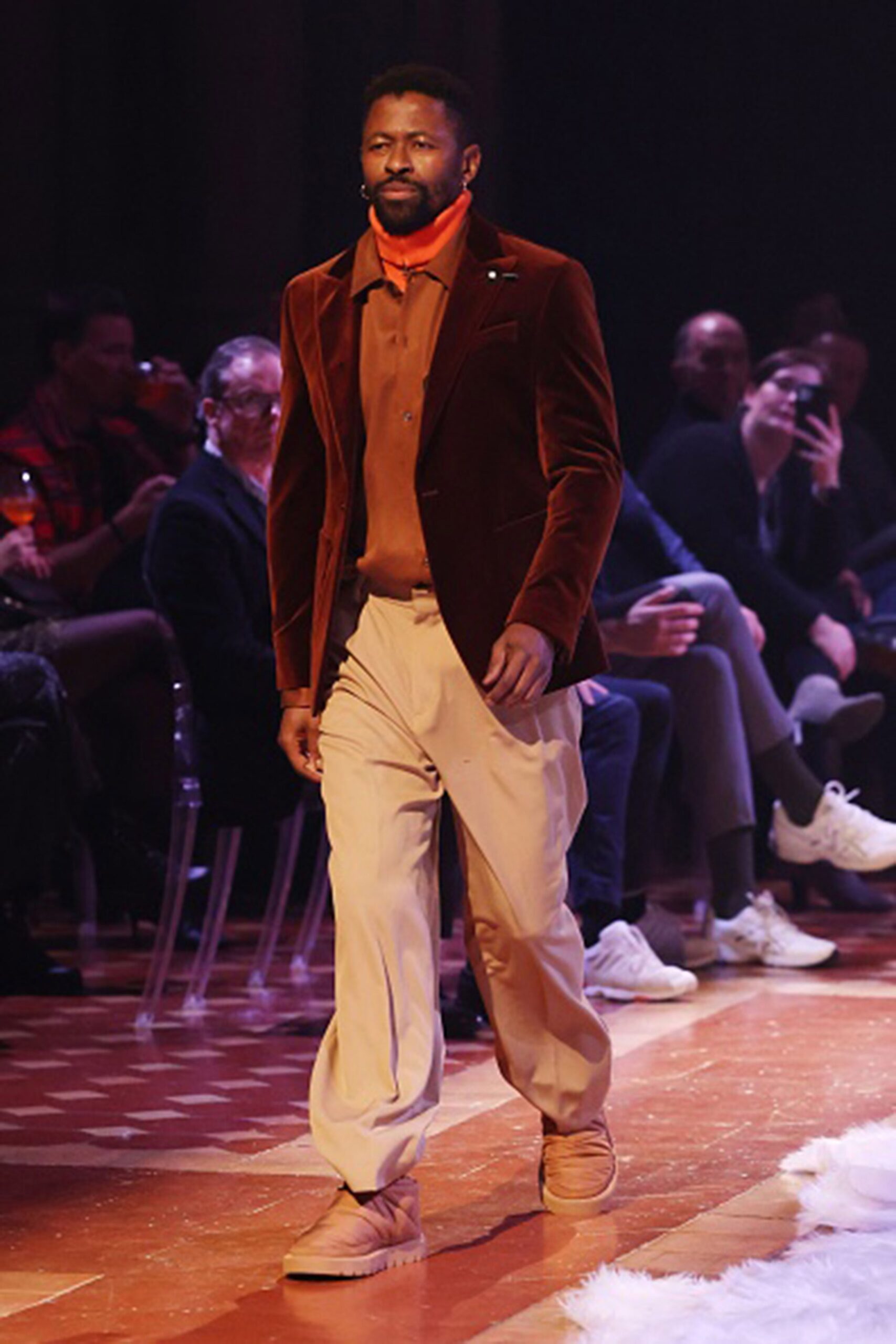 red velvet long-sleeve collared tailored buttoned blazer