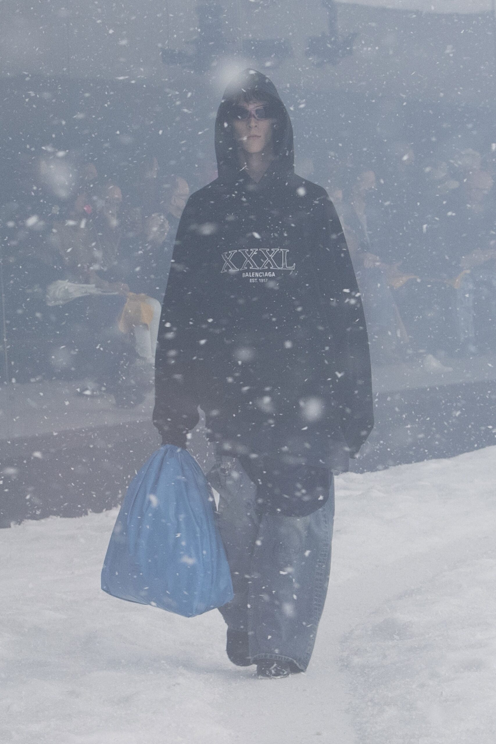 black oversized hoodie with blue bag