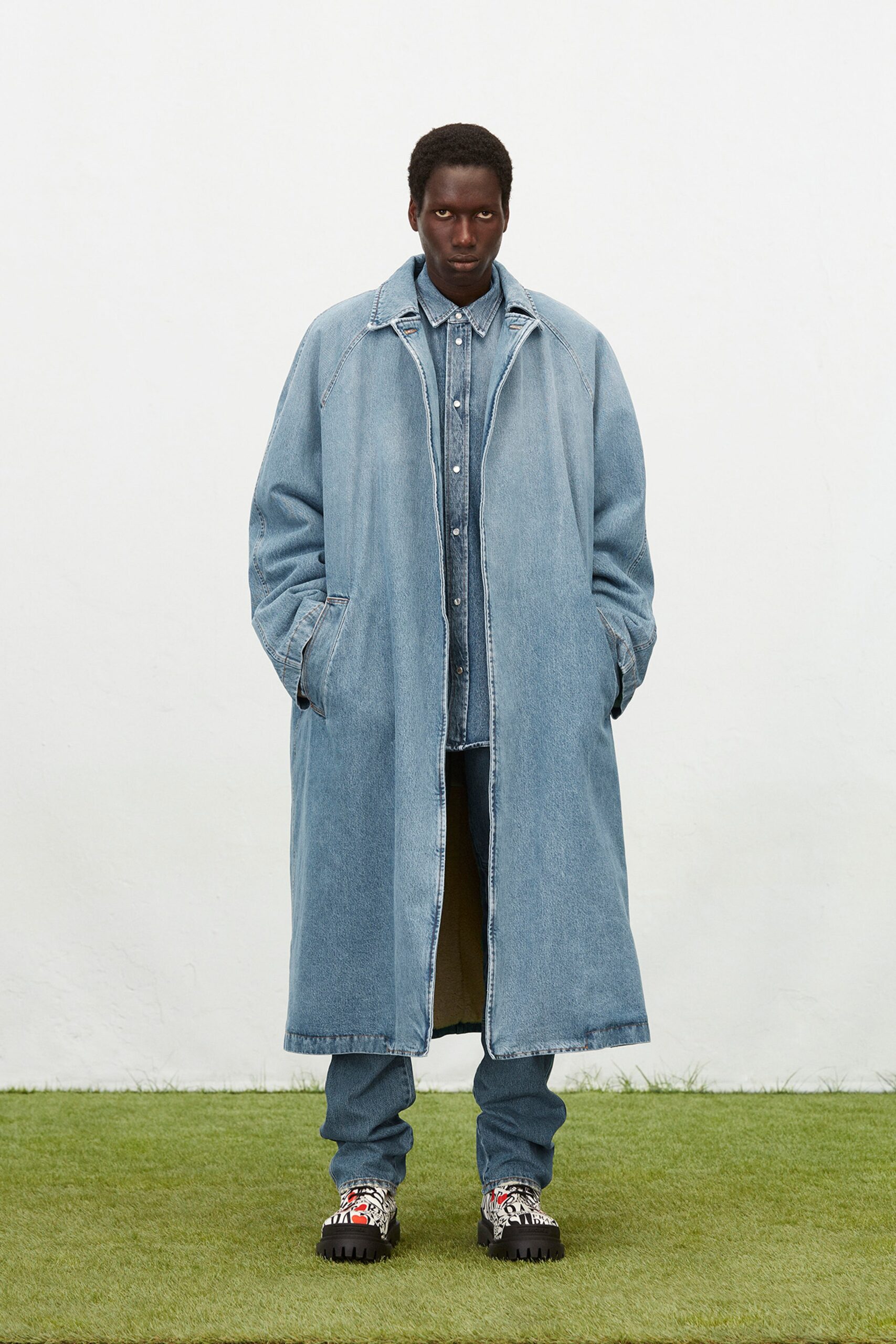 blue denim long-sleeve collared oversized buttoned coat