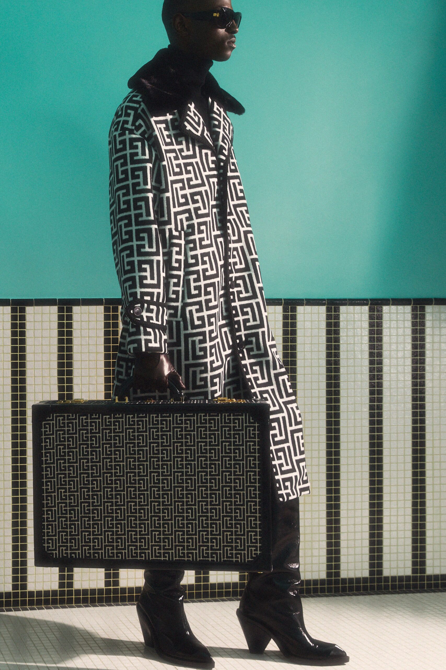 black wool long-sleeve collared fitted printed coat