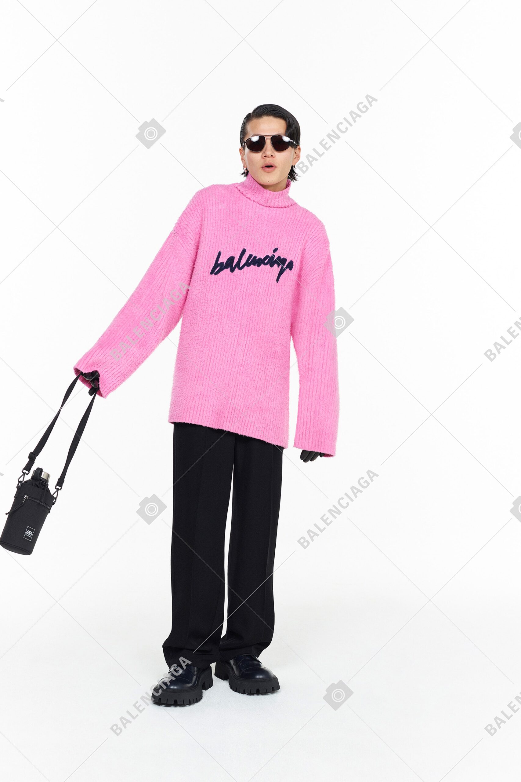 oversized pink sweater and black pants