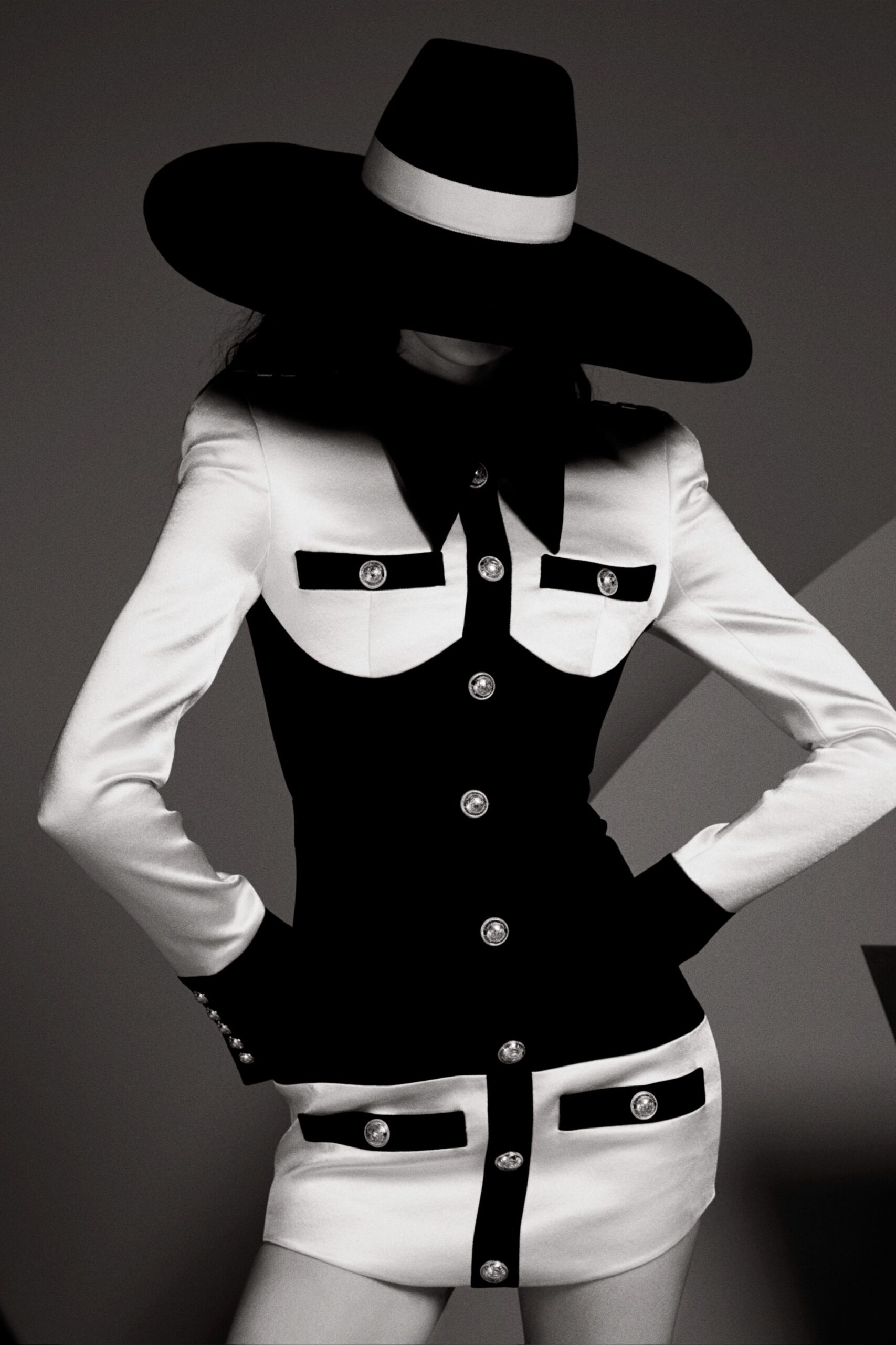 black cotton long-sleeve collared fitted buttoned pockets blazer