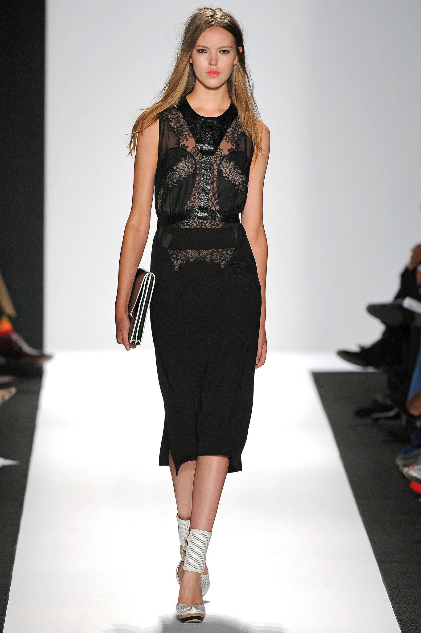 black lace sleeveless dress