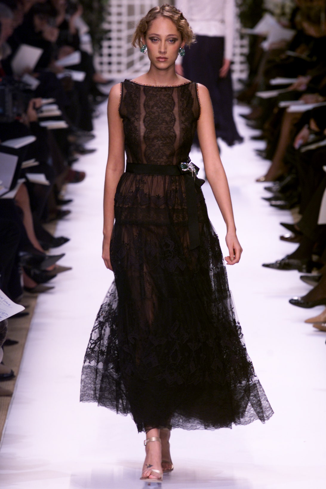 black lace sleeveless dress