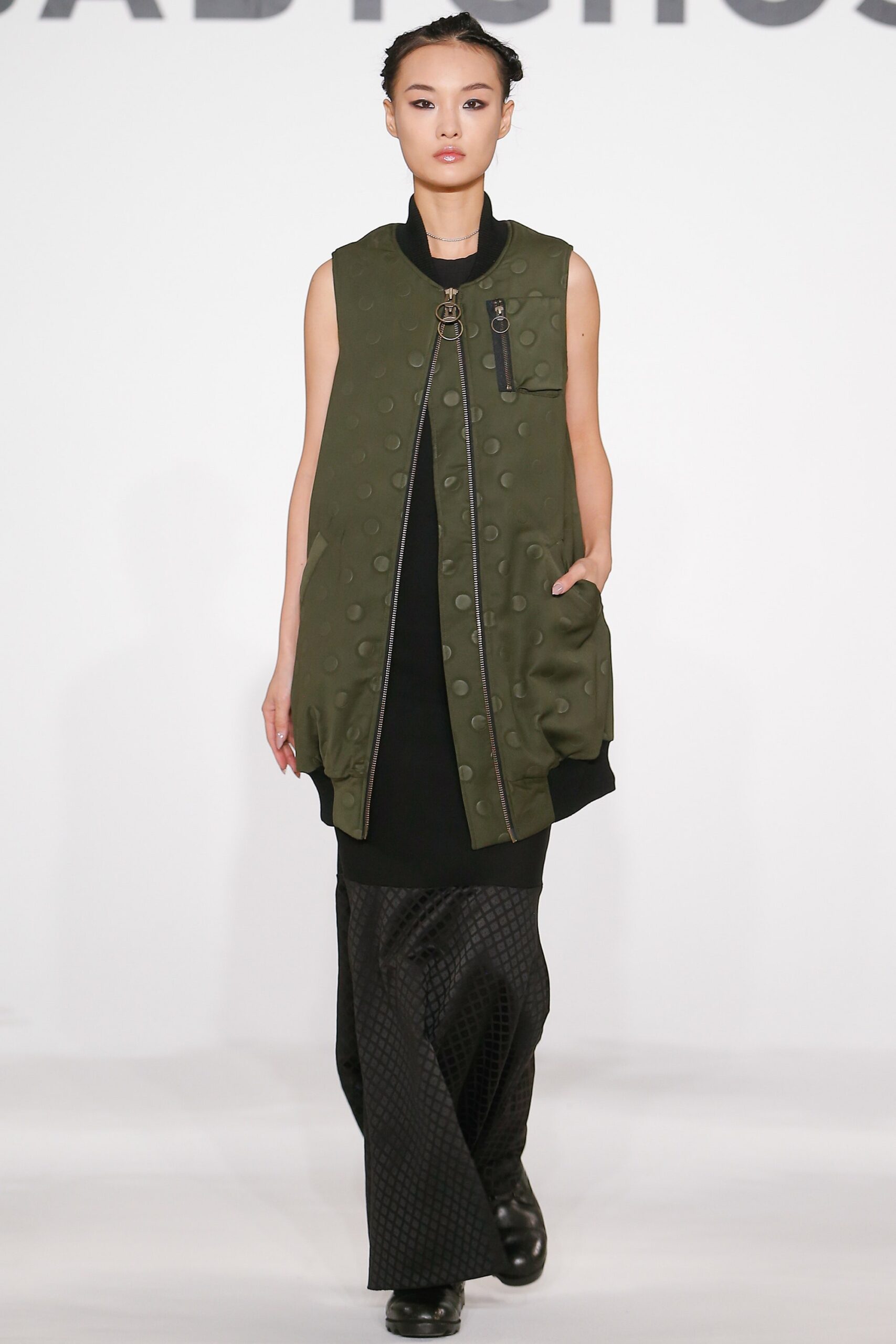 green cotton sleeveless collared relaxed zippered pockets vest