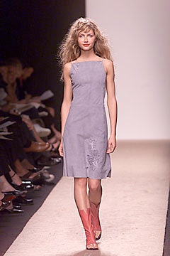 gray sleeveless mini dress with red shoes