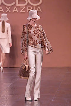 beige floral top with white pants