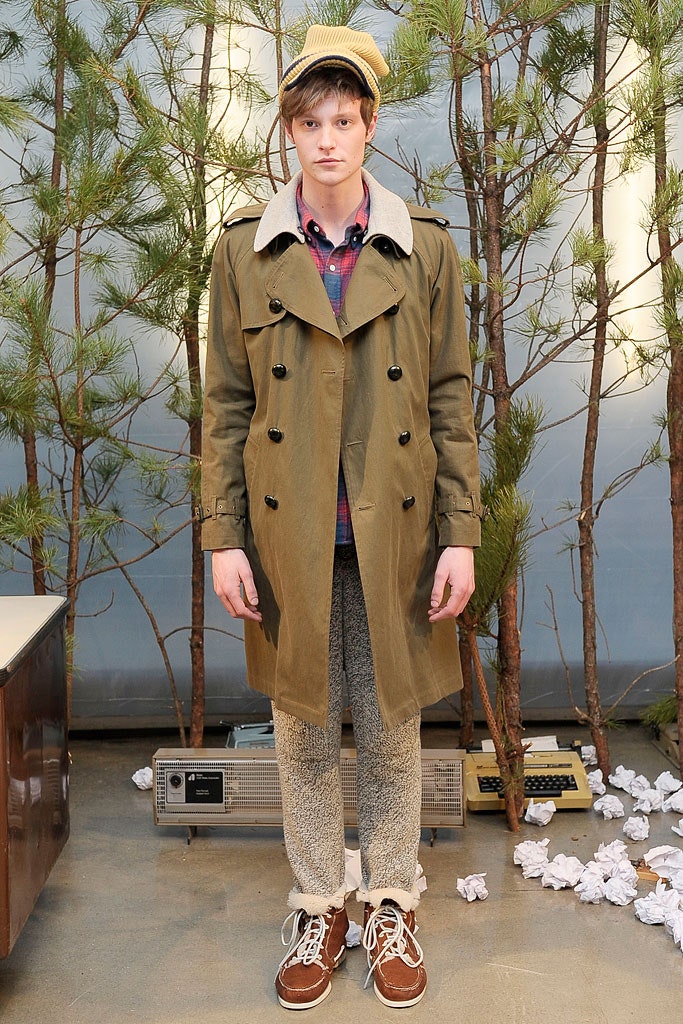 green cotton long-sleeve collared relaxed buttoned trench