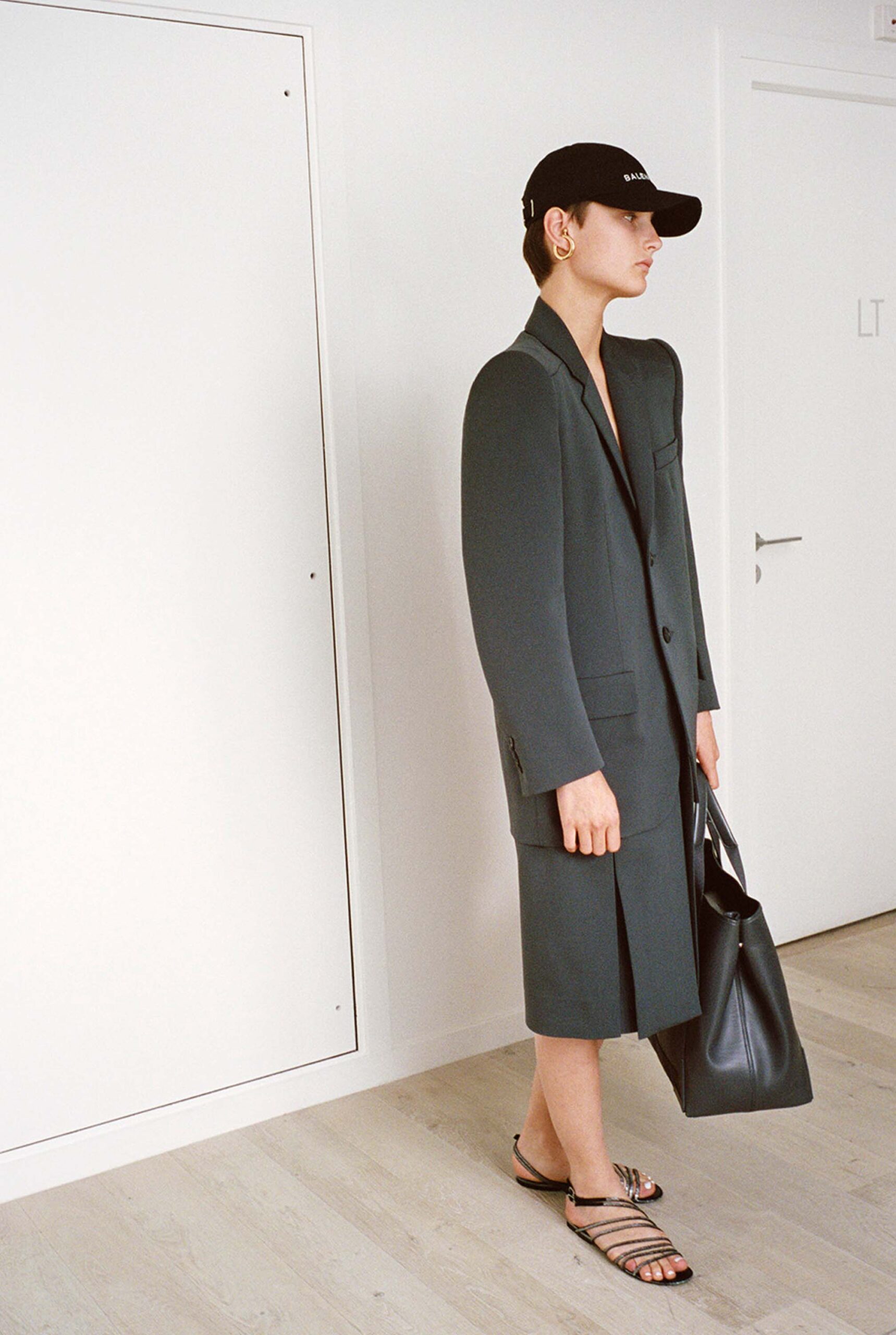 gray cotton long-sleeve collared relaxed buttoned midi blazer