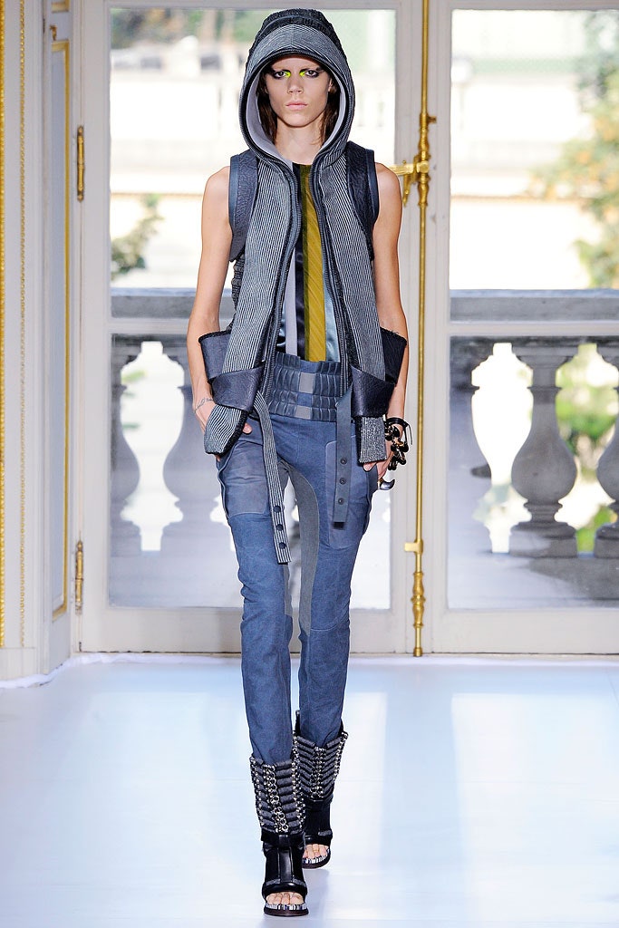 gray cotton sleeveless collared fitted zippered layered jacket