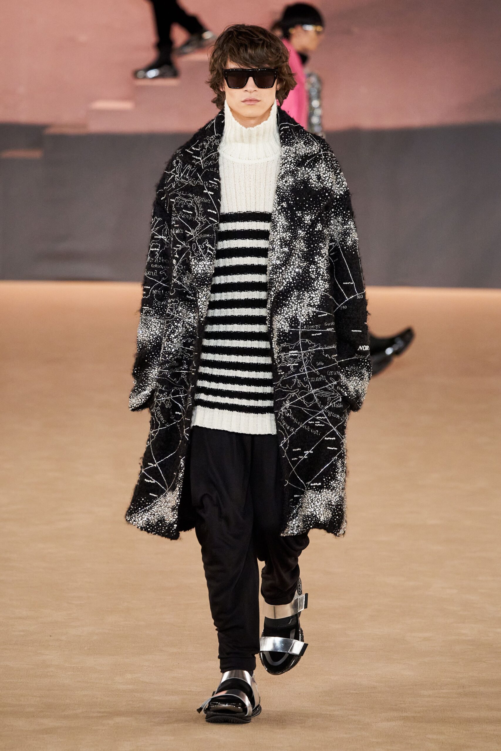 black wool long-sleeve relaxed layered zippered textured coat