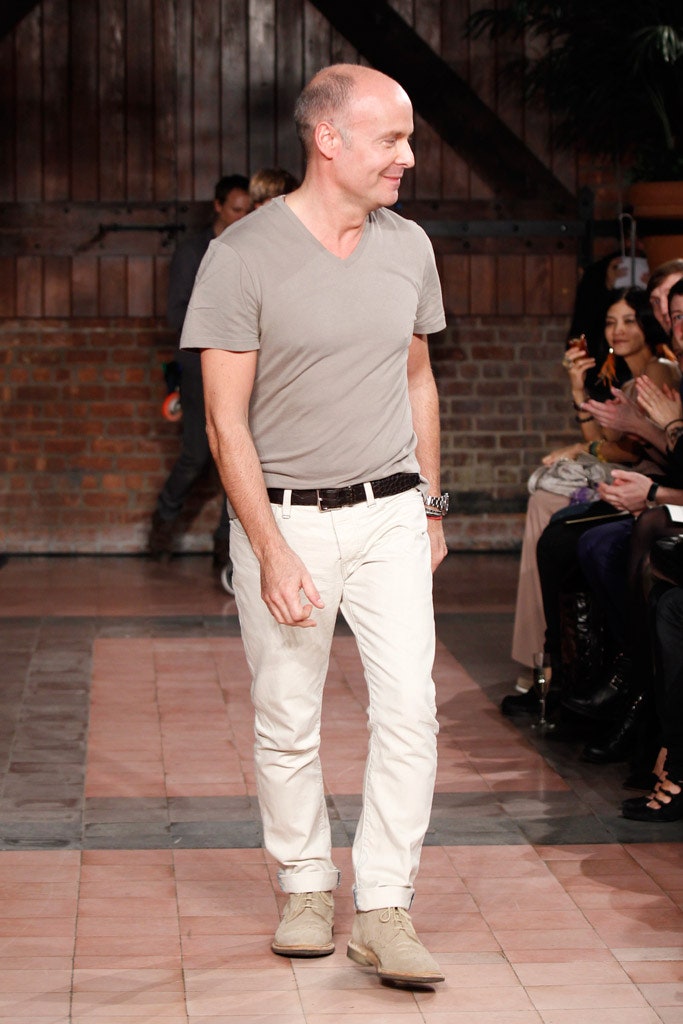 gray t-shirt and white pants