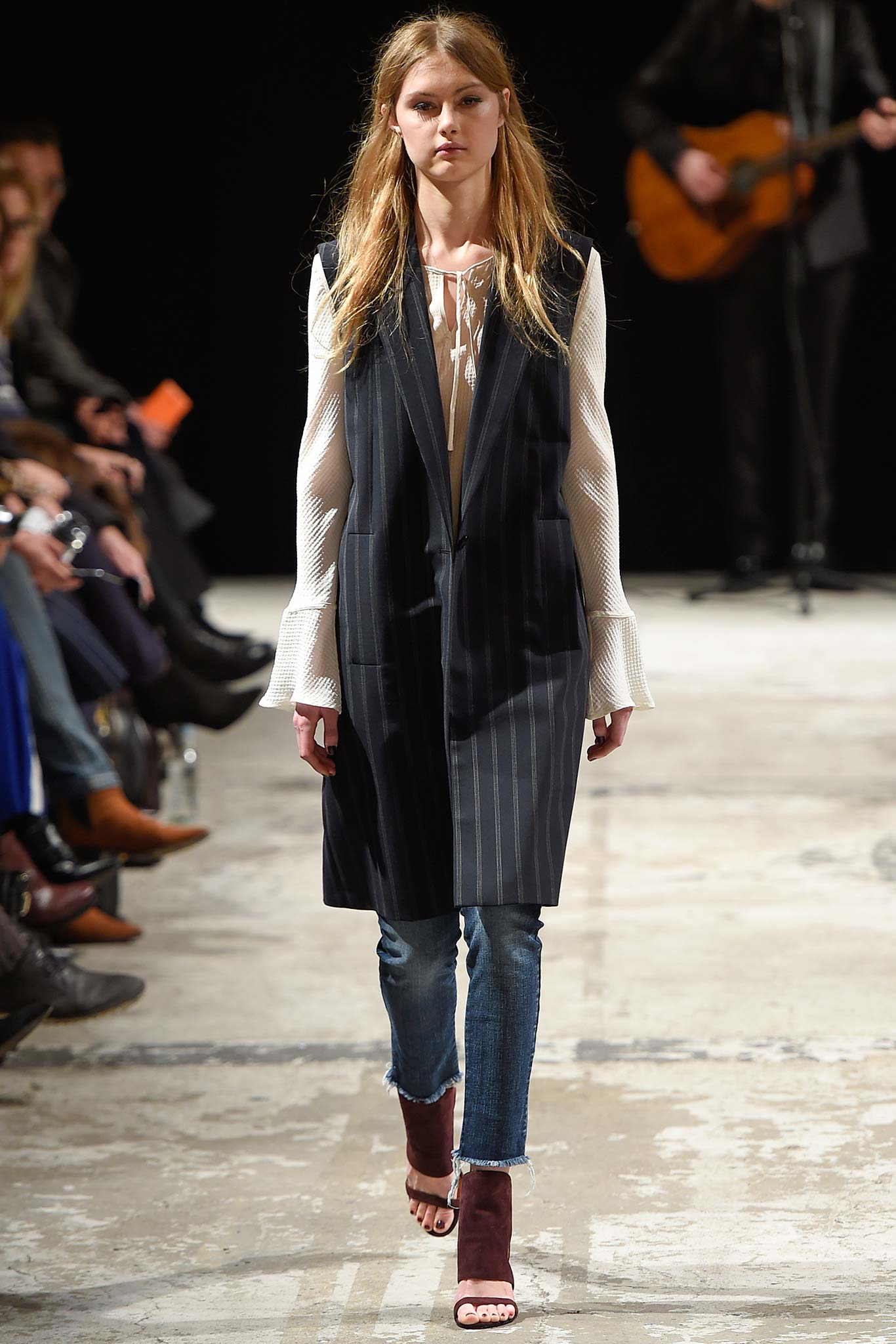 tailored black and white blazer with jeans