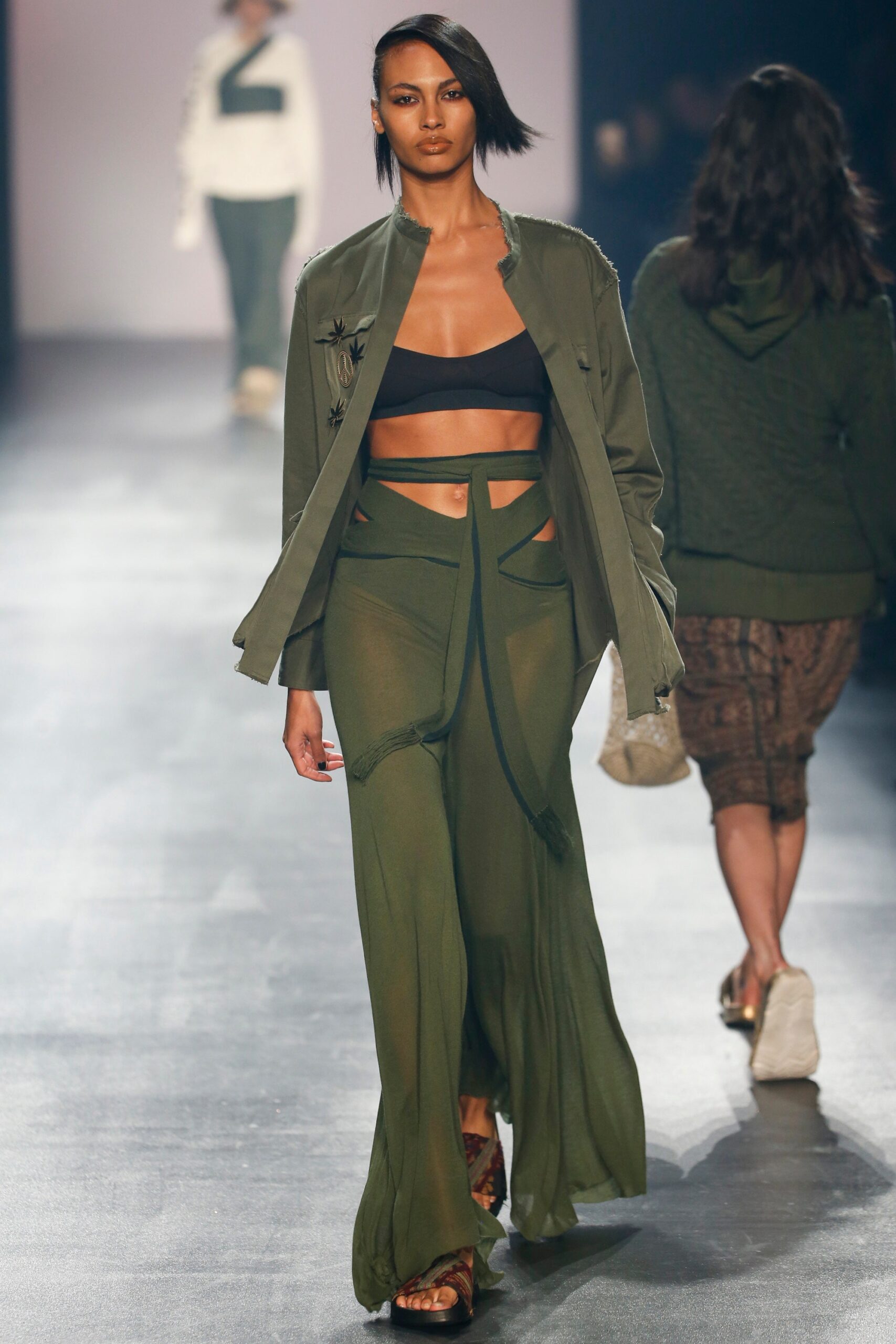 green cotton long-sleeve collared relaxed buttoned jacket