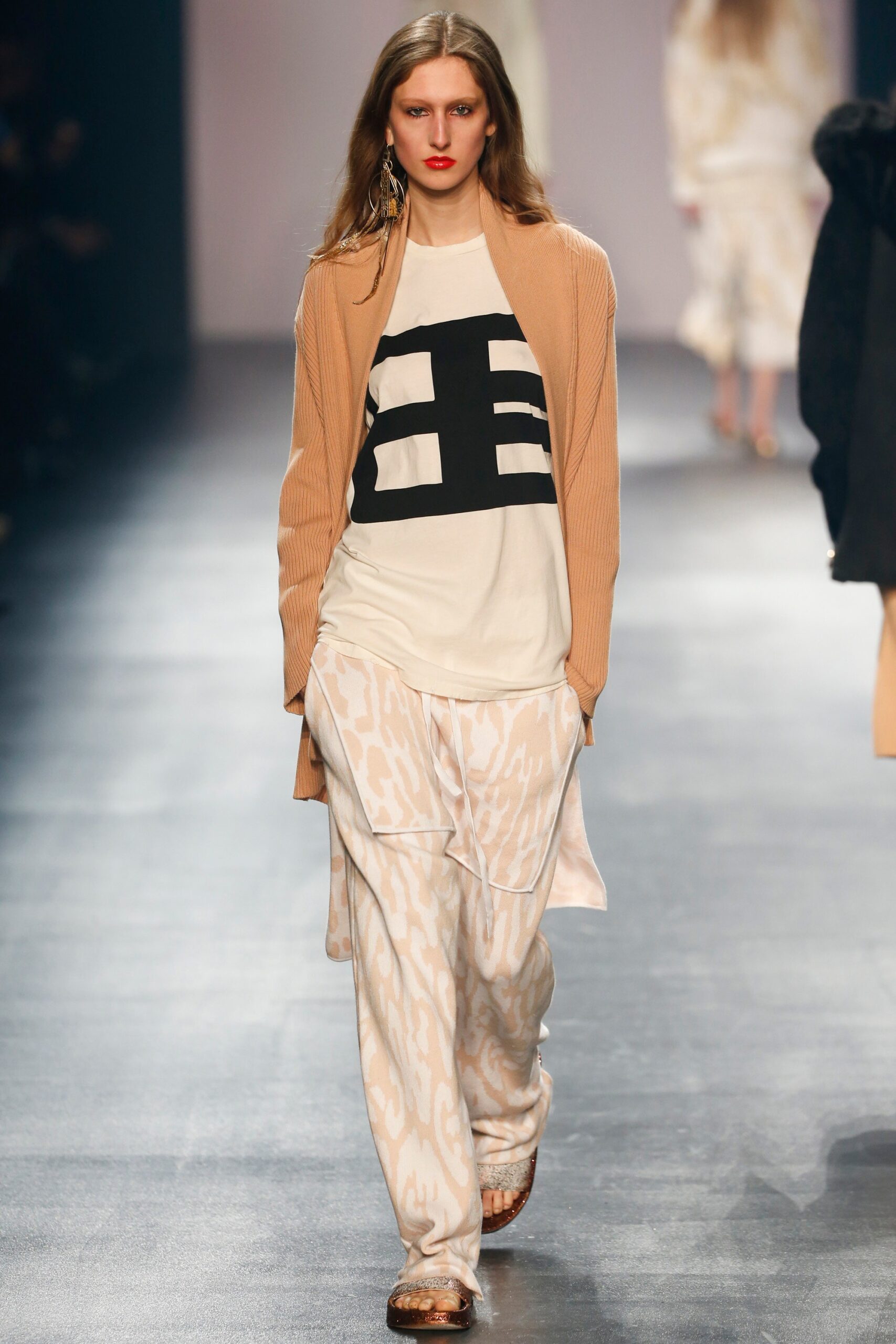 beige cotton long-sleeve collared relaxed layered cardigan