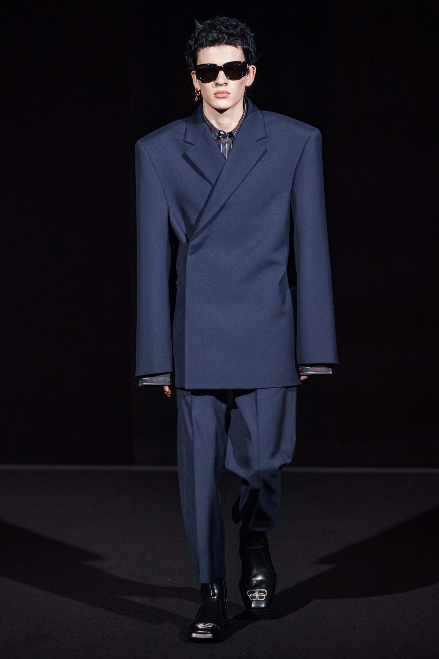blue long-sleeve collared oversized buttoned suit