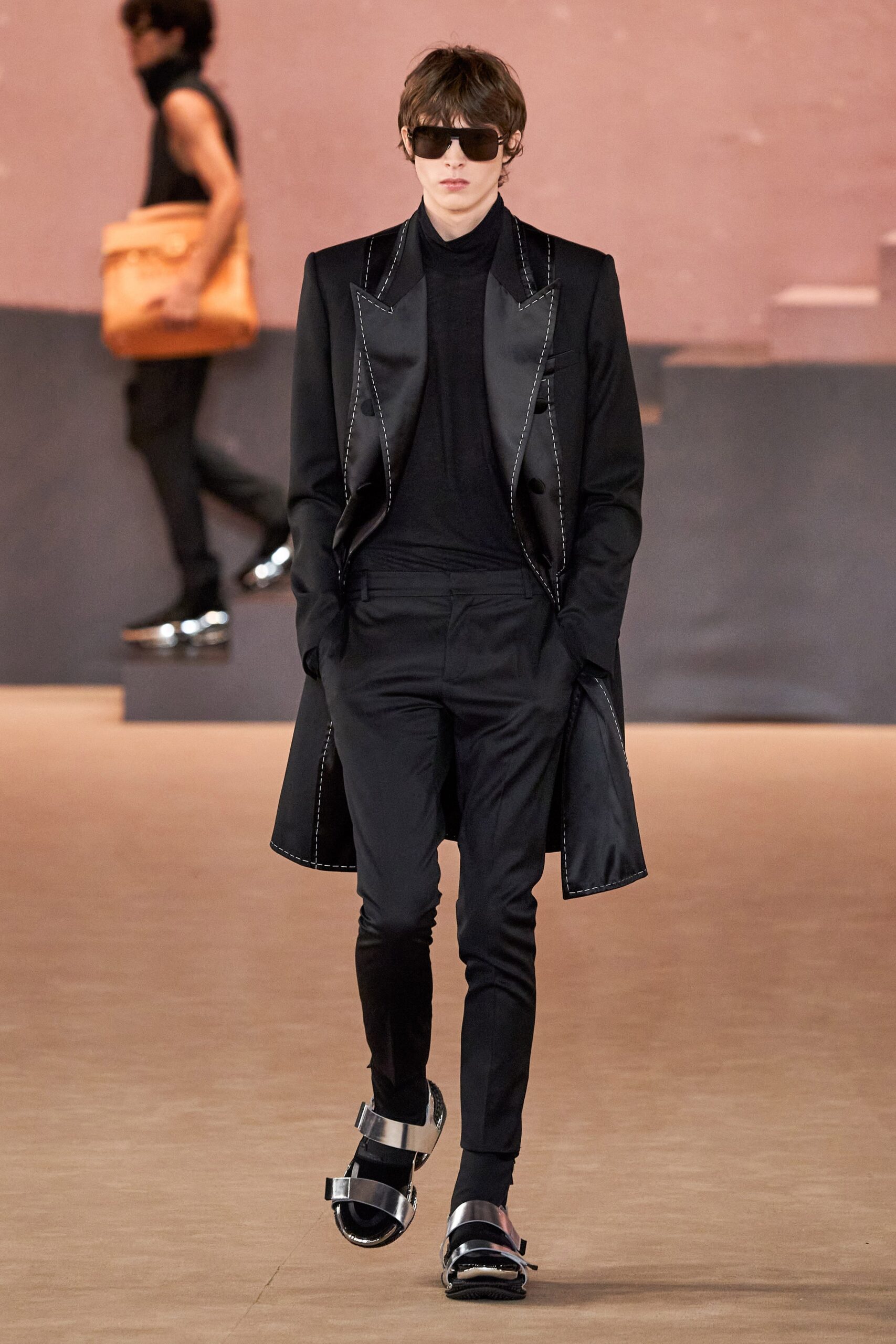 black silk long-sleeve collared fitted buttoned coat
