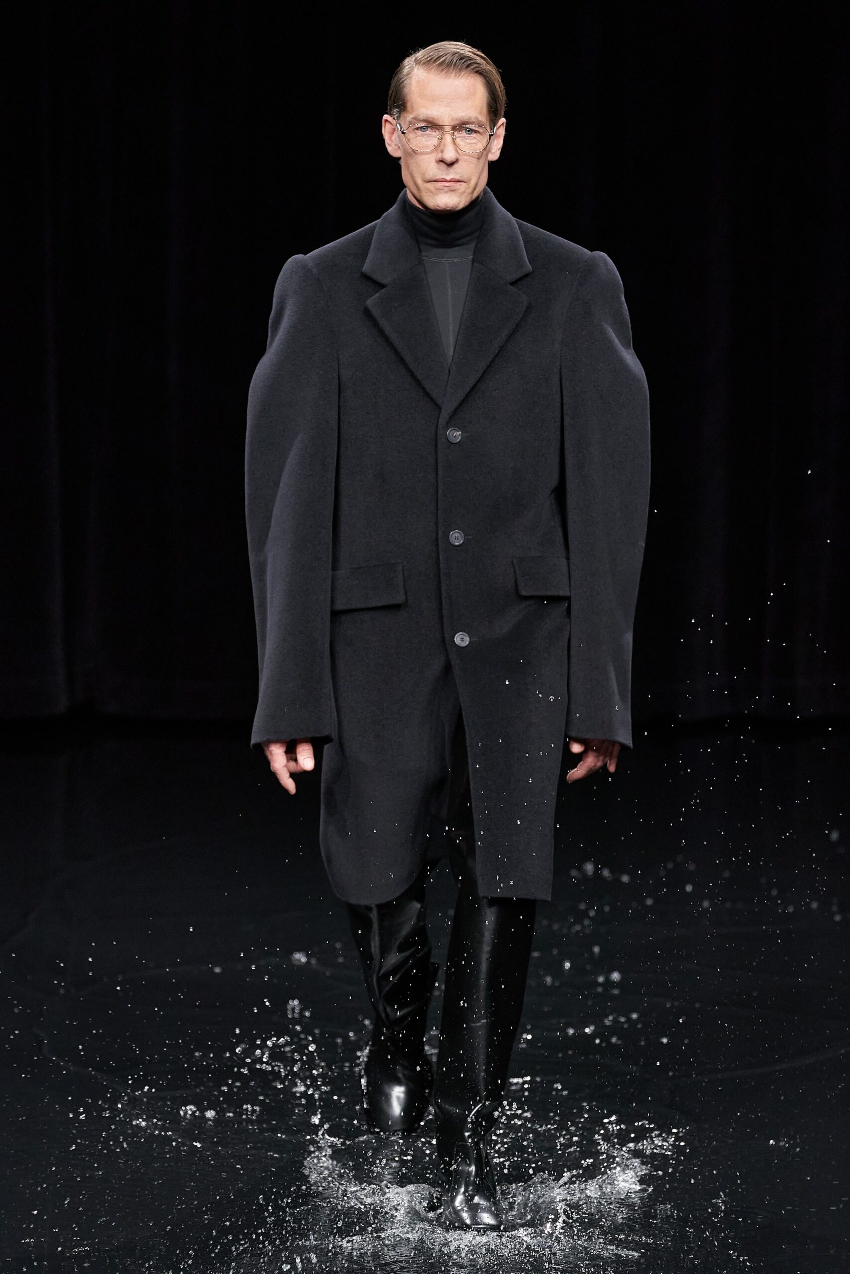 black wool long-sleeve collared oversized buttoned coat