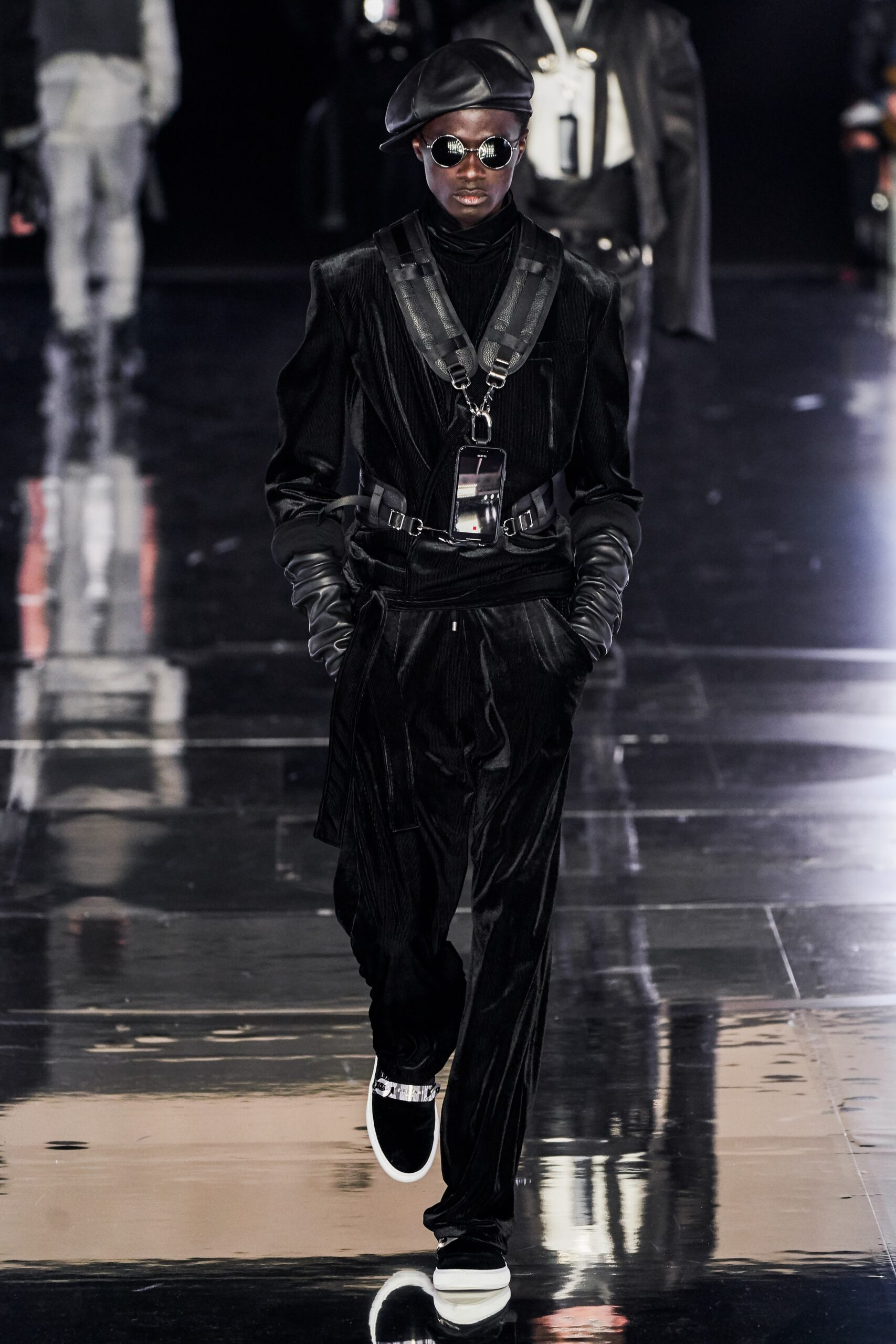 black velvet long-sleeve collared fitted zippered jacket