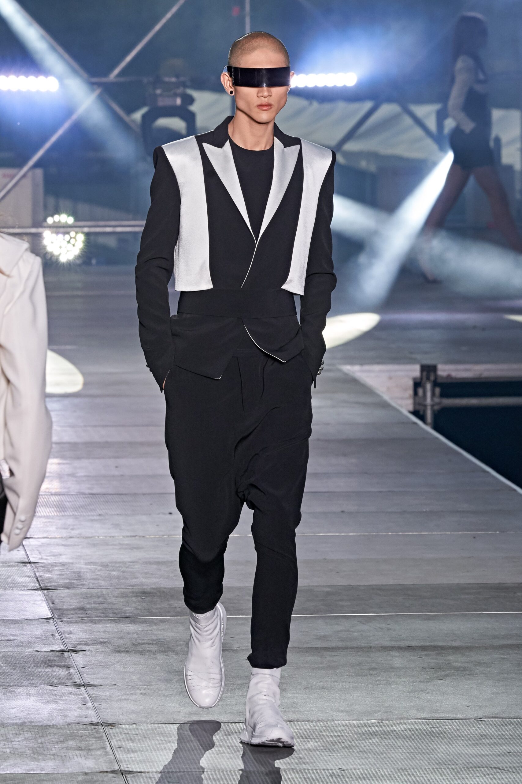 black cotton long-sleeve collared fitted buttoned jacket