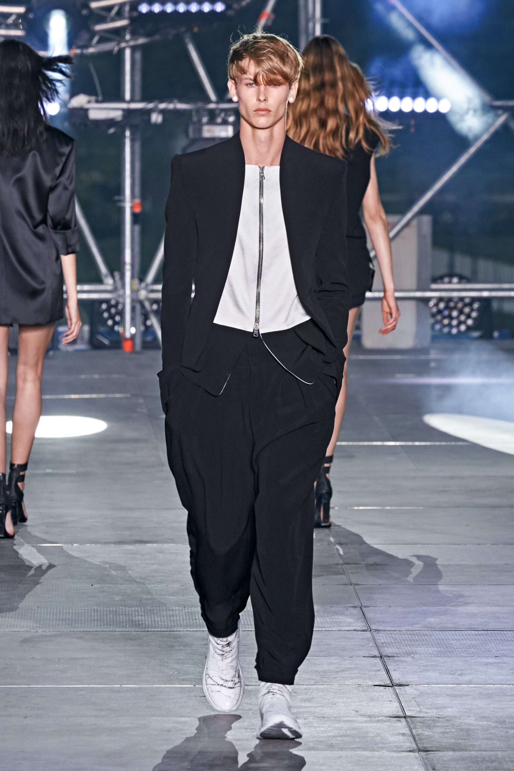 black blazer white t-shirt relaxed pants